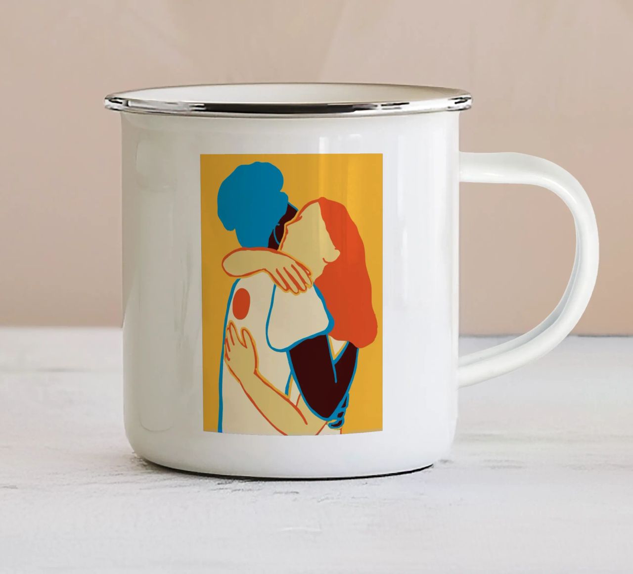 L'abbraccio colorato di due donne tazza in smalto da tainah negreiros