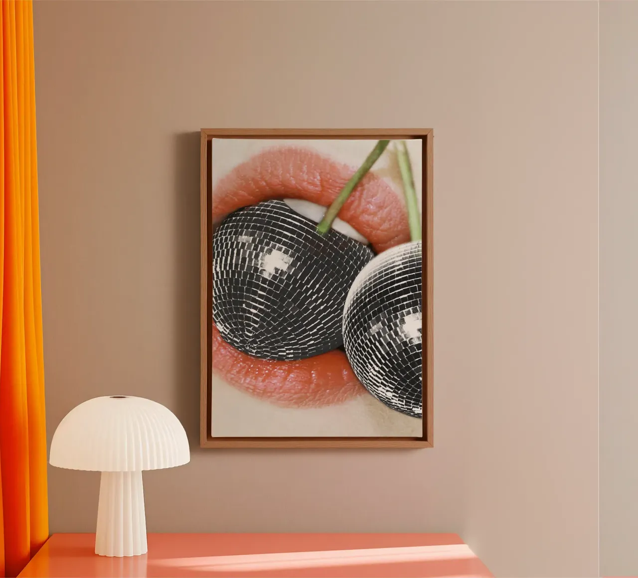 Bite me Disco Cherry Lips tela con Cornice a cassetta da Dagmar Pels