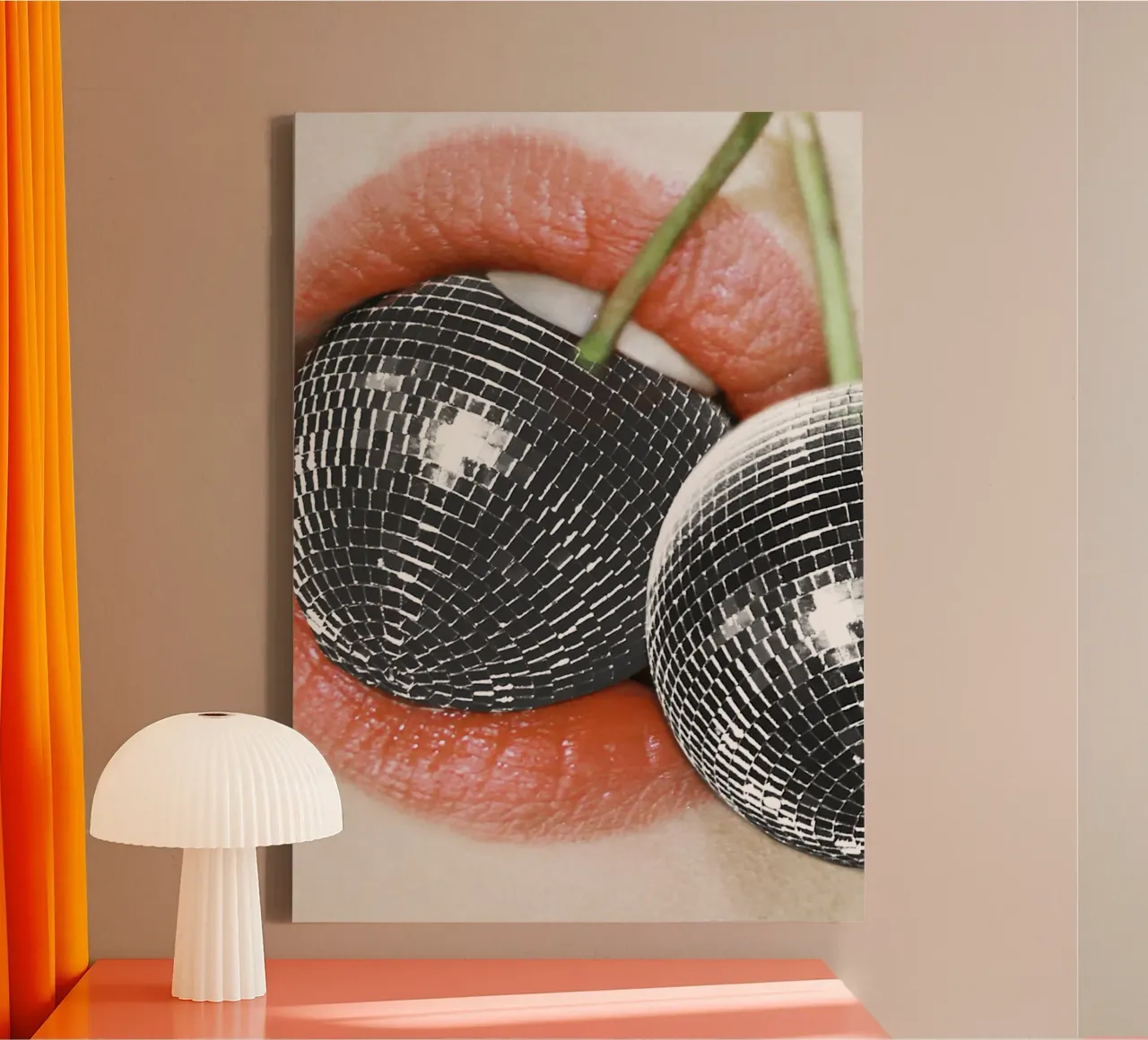 Bite me Disco Cherry Lips tela con Cornice a cassetta da Dagmar Pels
