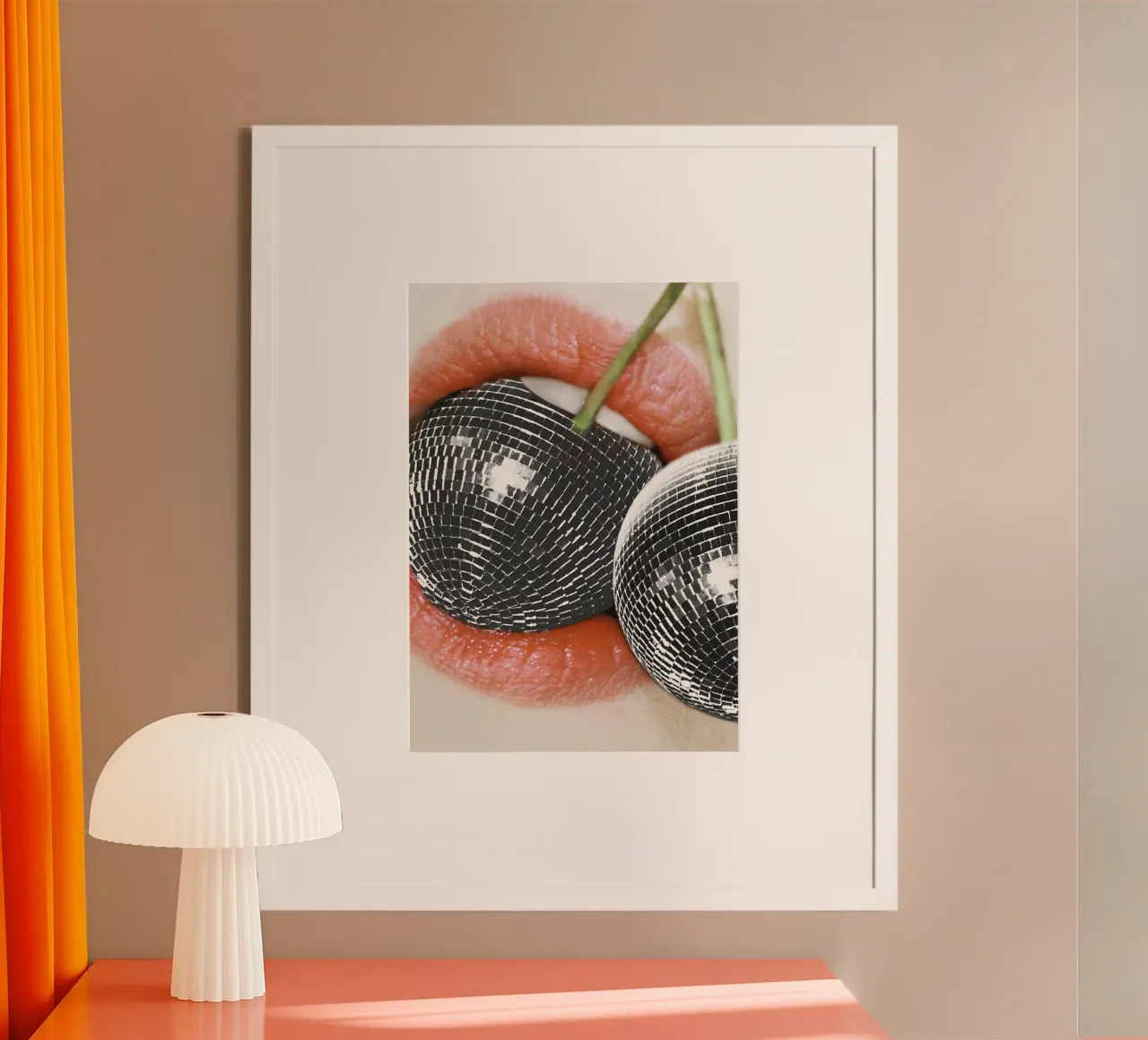 Leck mich Disco-Kirsch-Lippen Poster mit Kunststoffrahmen von Dagmar Pels
