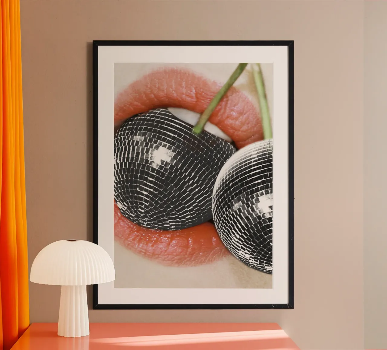 Leck mich Disco-Kirsch-Lippen Poster mit Kunststoffrahmen von Dagmar Pels
