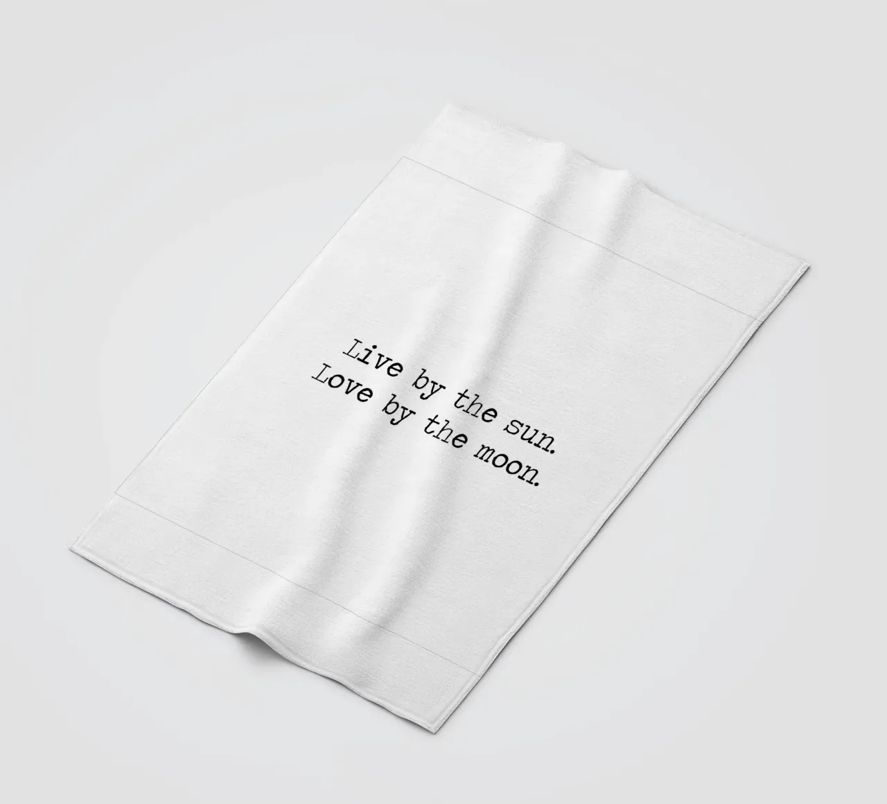 Vivere secondo il sole, amare secondo la luna citazione in bianco e nero coperta in pile da Summer Soul Co. - Quotes