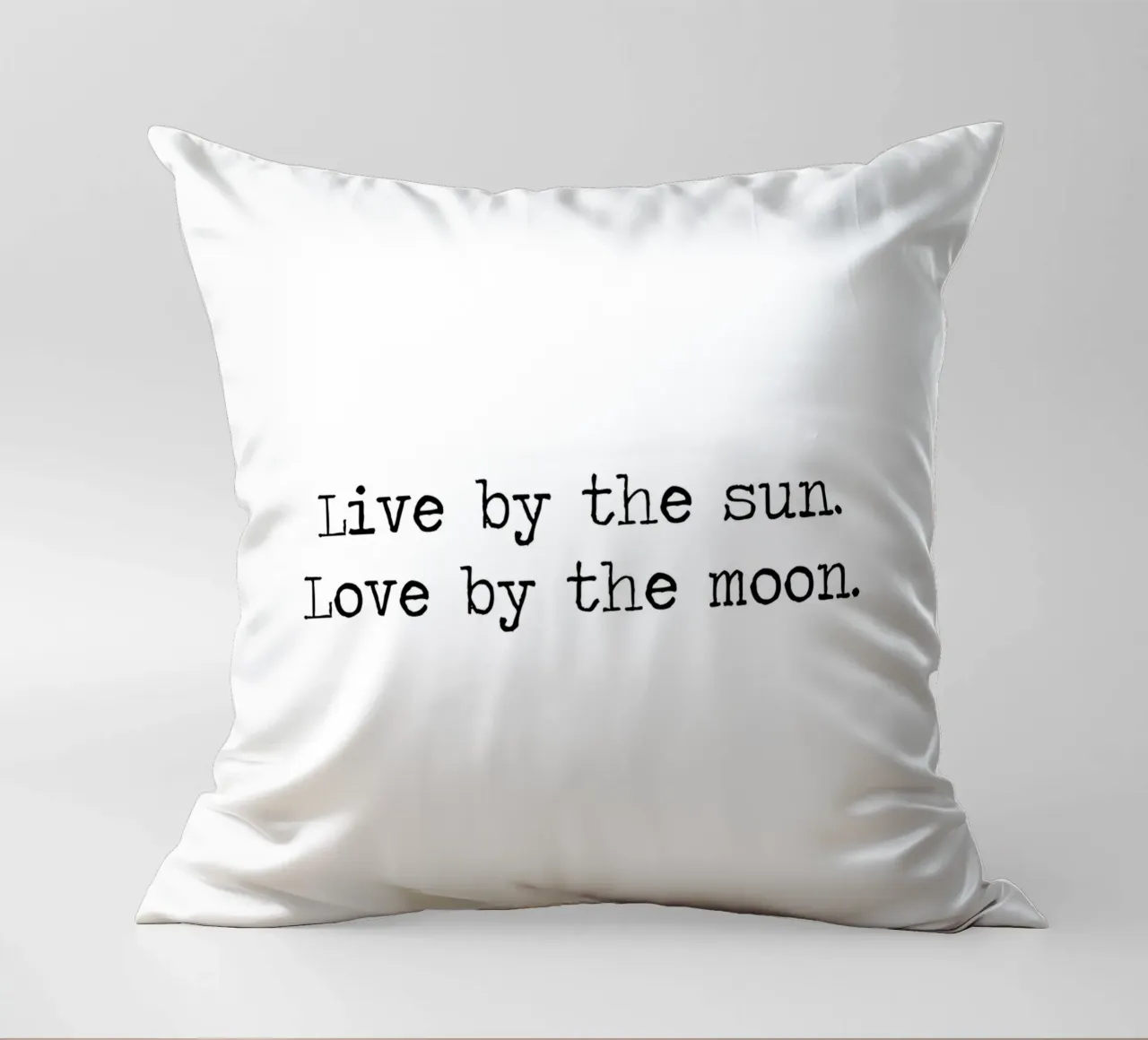 Vivere secondo il sole, amare secondo la luna citazione in bianco e nero cuscino da Summer Soul Co. - Quotes