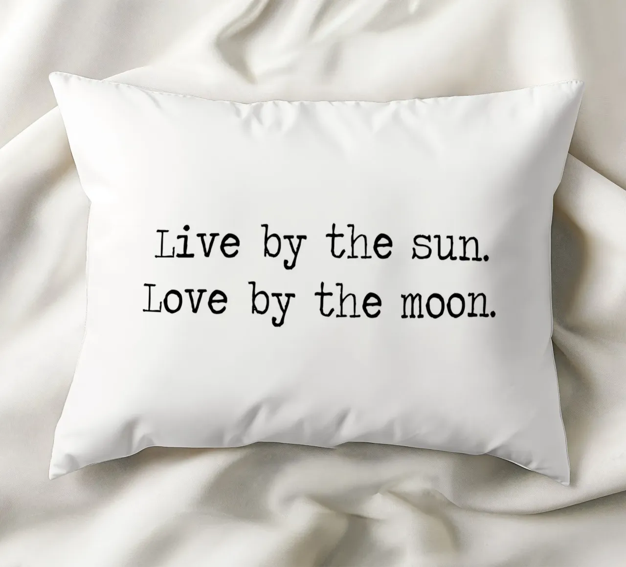 Vivere secondo il sole, amare secondo la luna citazione in bianco e nero cuscino da Summer Soul Co. - Quotes