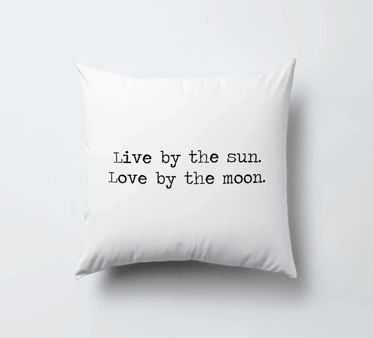 Vivere secondo il sole, amare secondo la luna citazione in bianco e nero cuscino da Summer Soul Co. - Quotes