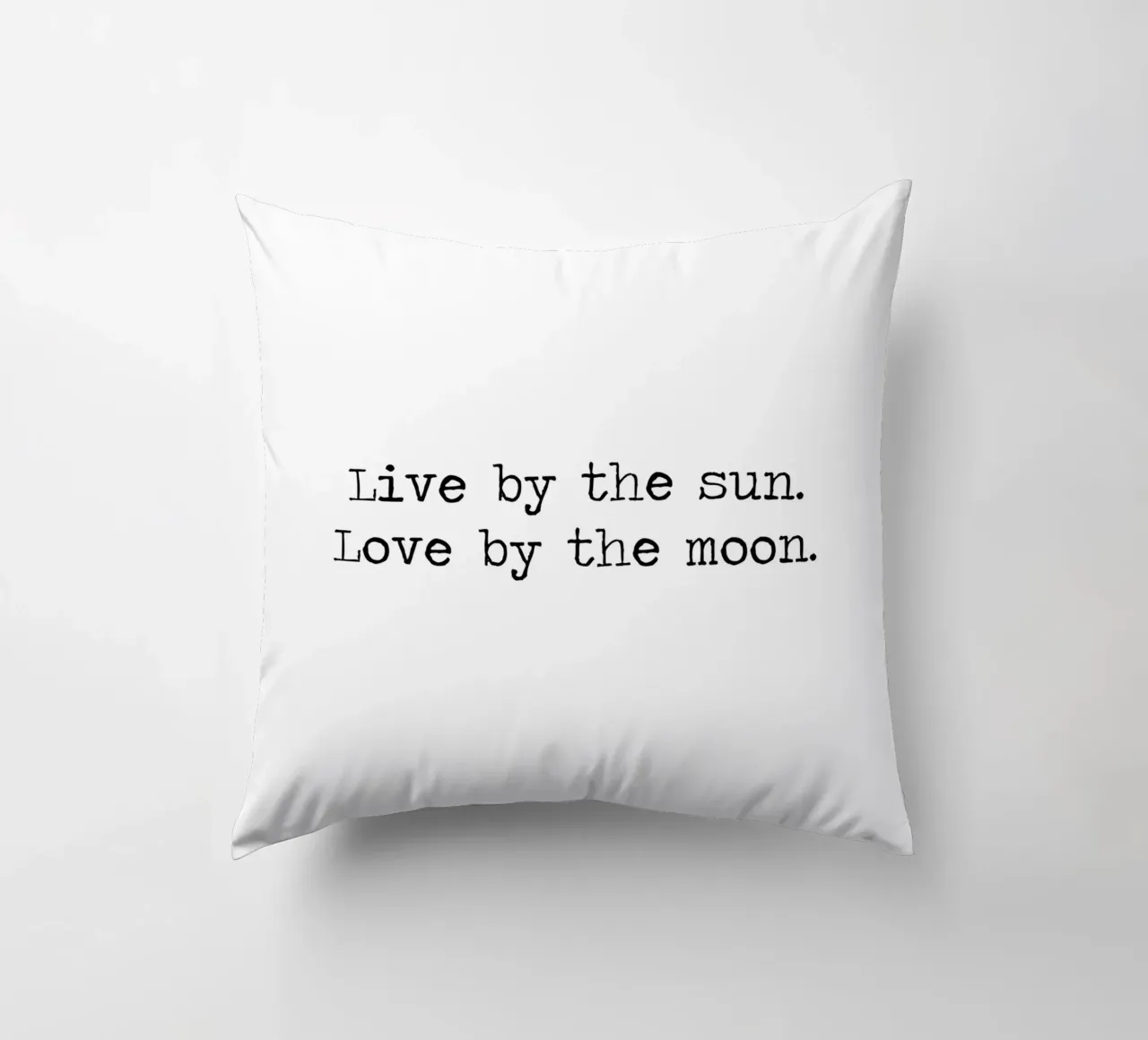 Vivere secondo il sole, amare secondo la luna citazione in bianco e nero cuscino da Summer Soul Co. - Quotes