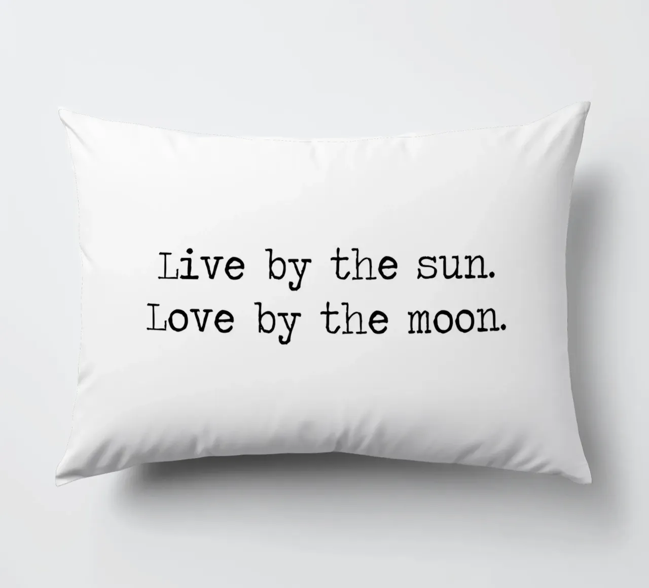 Vivere secondo il sole, amare secondo la luna citazione in bianco e nero cuscino da Summer Soul Co. - Quotes