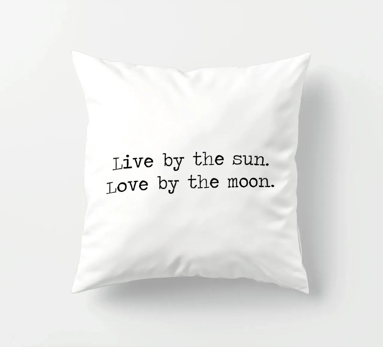 Vivere secondo il sole, amare secondo la luna citazione in bianco e nero cuscino da Summer Soul Co. - Quotes