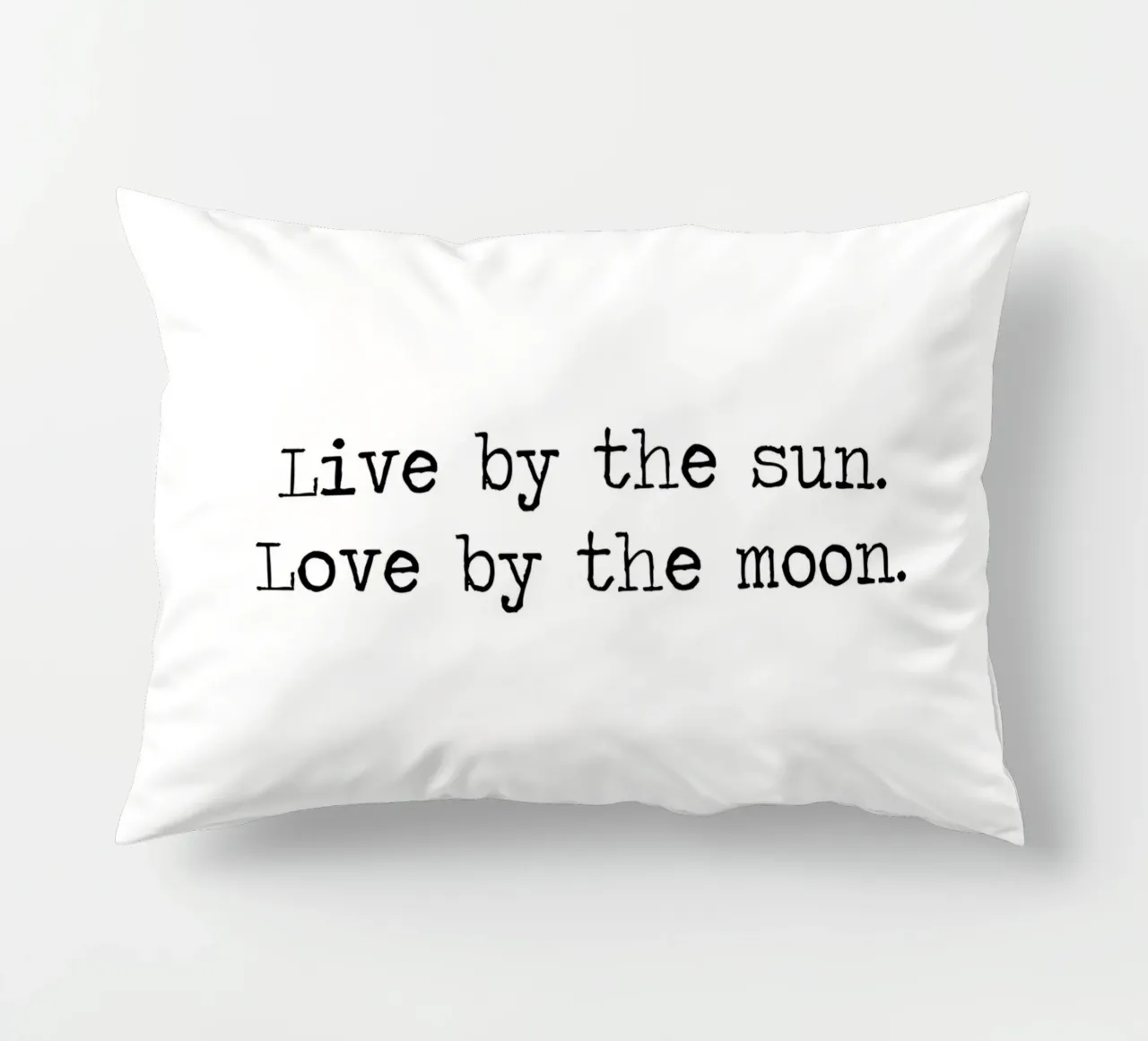 Vivere secondo il sole, amare secondo la luna citazione in bianco e nero cuscino da Summer Soul Co. - Quotes