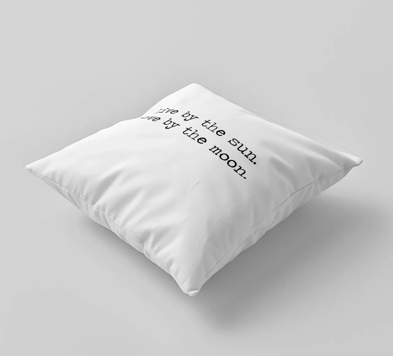 Vivere secondo il sole, amare secondo la luna citazione in bianco e nero cuscino da Summer Soul Co. - Quotes