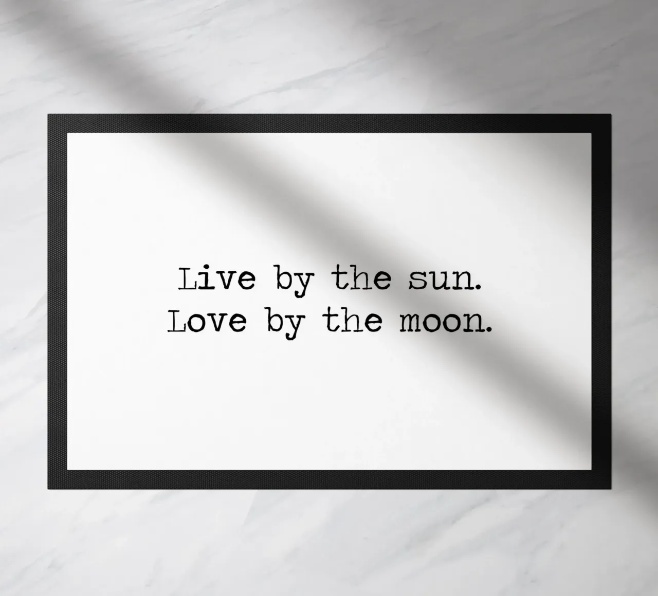 Vivere secondo il sole, amare secondo la luna citazione in bianco e nero zerbino da Summer Soul Co. - Quotes