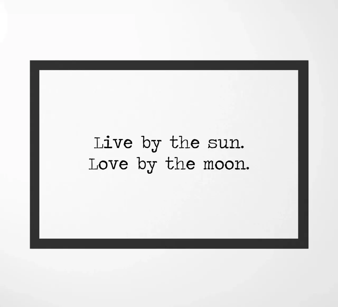 Vivere secondo il sole, amare secondo la luna citazione in bianco e nero zerbino da Summer Soul Co. - Quotes