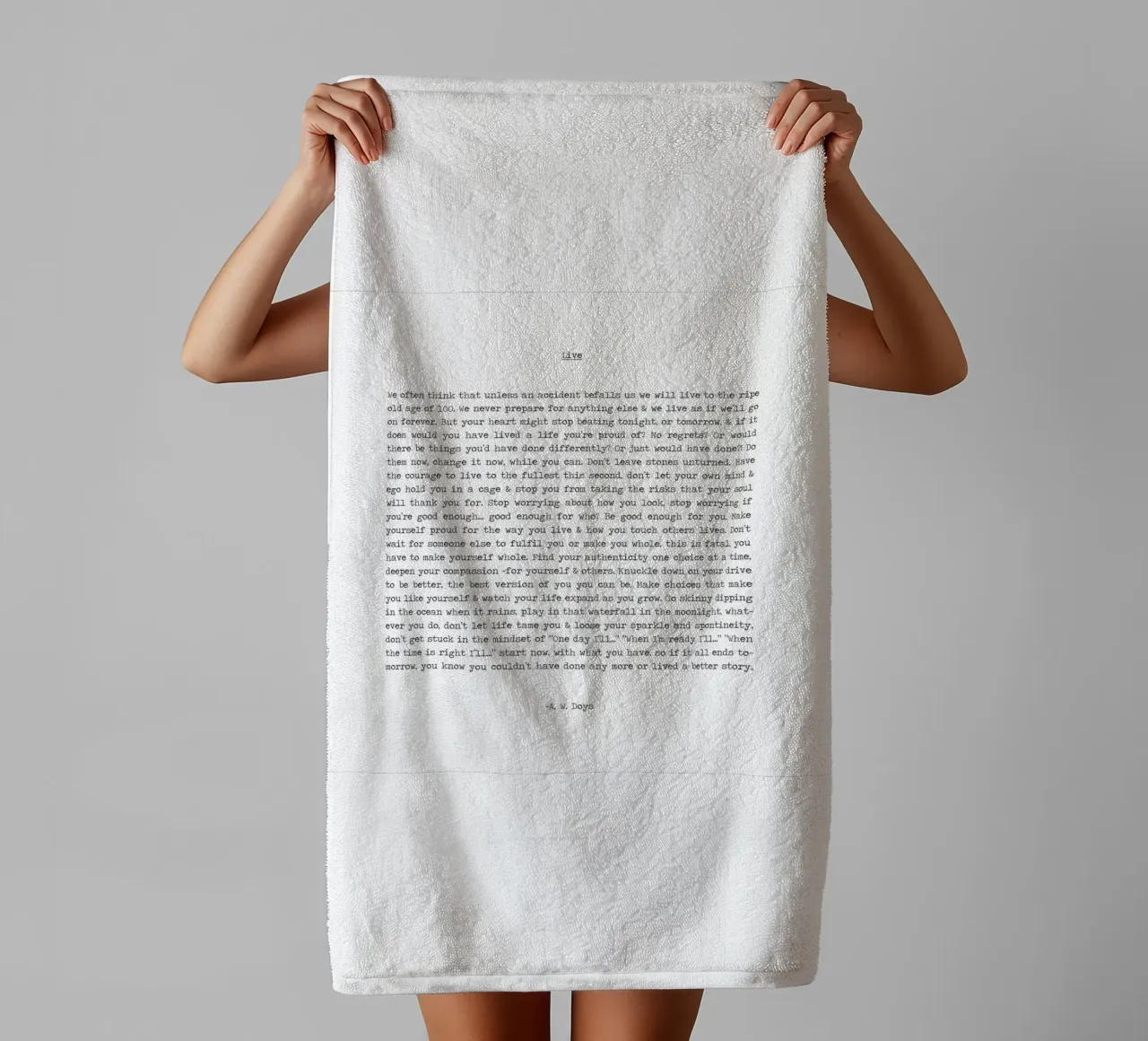 Vivere la vita al massimo minimalista Citazione in bianco e nero asciugamano da bagno da Summer Soul Co. - Quotes