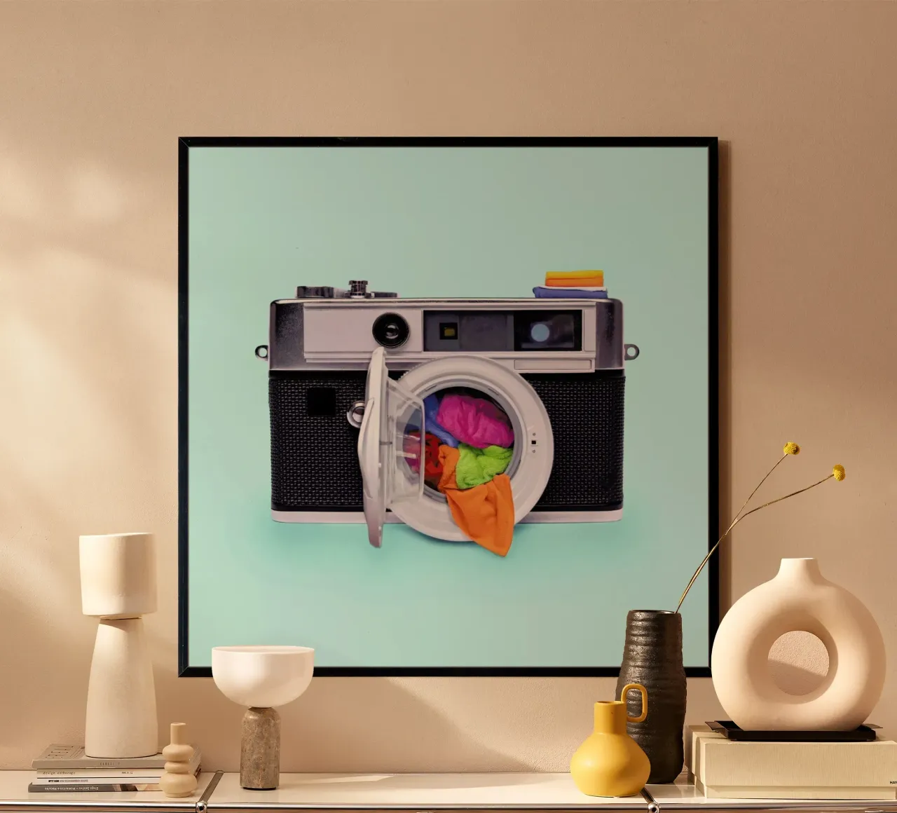 Washing Camera poster con telaio in legno da Paul Fuentes Design