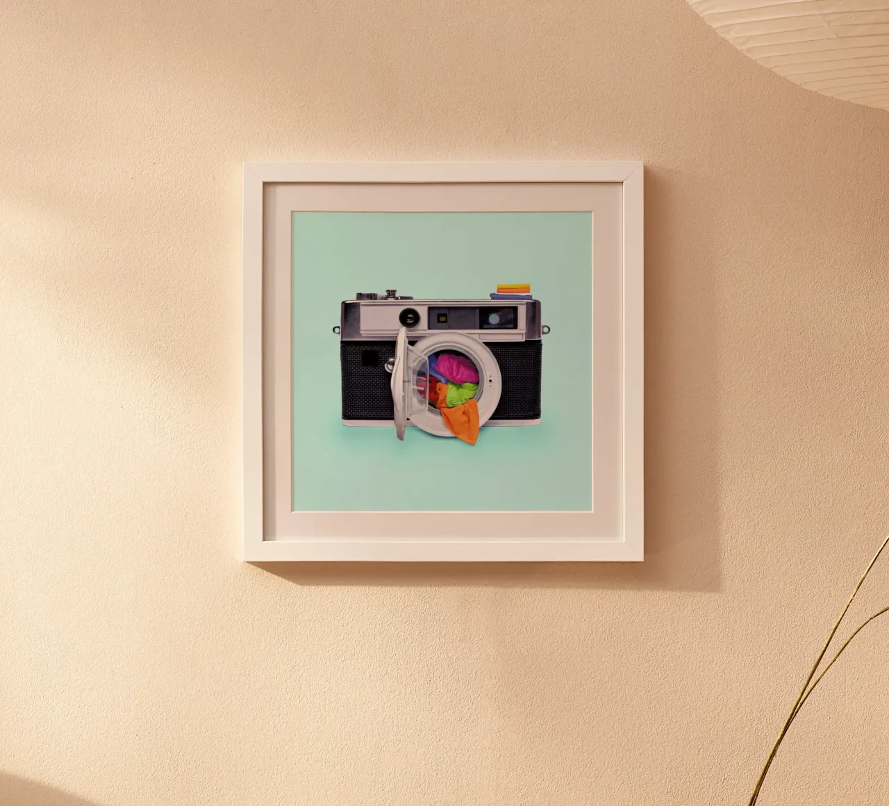 Washing Camera poster con telaio in legno da Paul Fuentes Design
