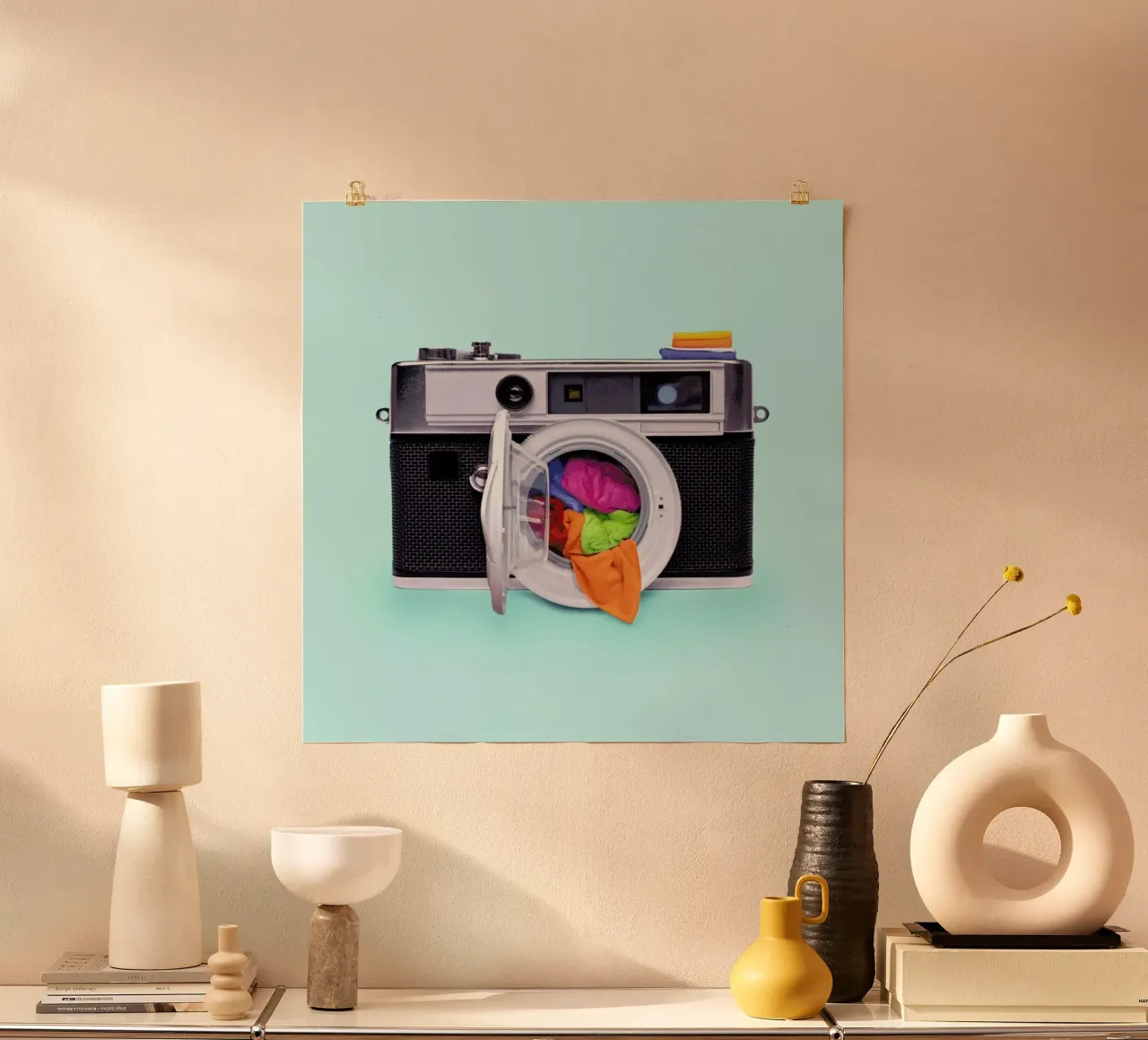 Washing Camera poster con telaio in legno da Paul Fuentes Design