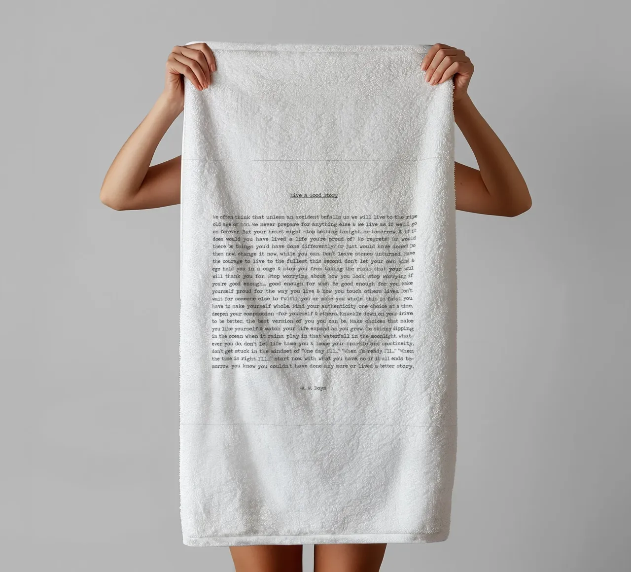Vivere una buona storia citazione lunga Minimalista in bianco e nero asciugamano da bagno da Summer Soul Co. - Quotes