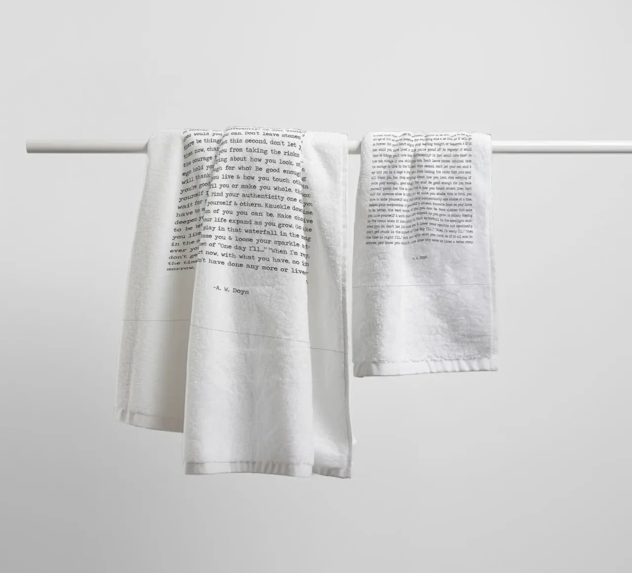 Vivere una buona storia citazione lunga Minimalista in bianco e nero asciugamano da bagno da Summer Soul Co. - Quotes