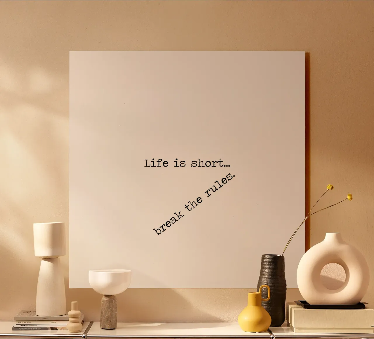 La vita è breve, infrangi le regole - Citazione tipografica minimalista alluminio dibond da Summer Soul Co. - Quotes