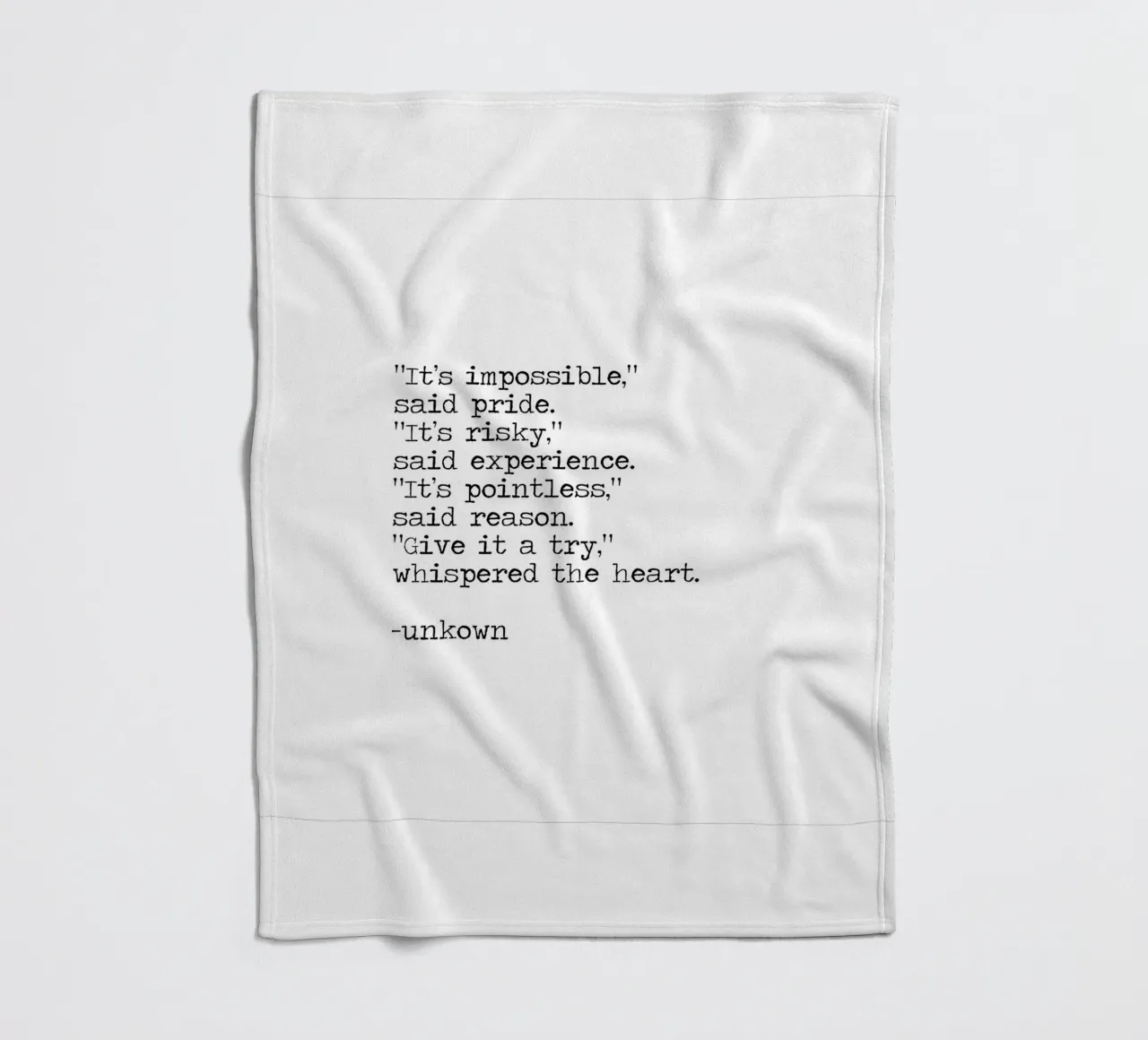 È impossibile dire che l'orgoglio ci prova, sussurra il cuore. coperta in pile da Summer Soul Co. - Quotes