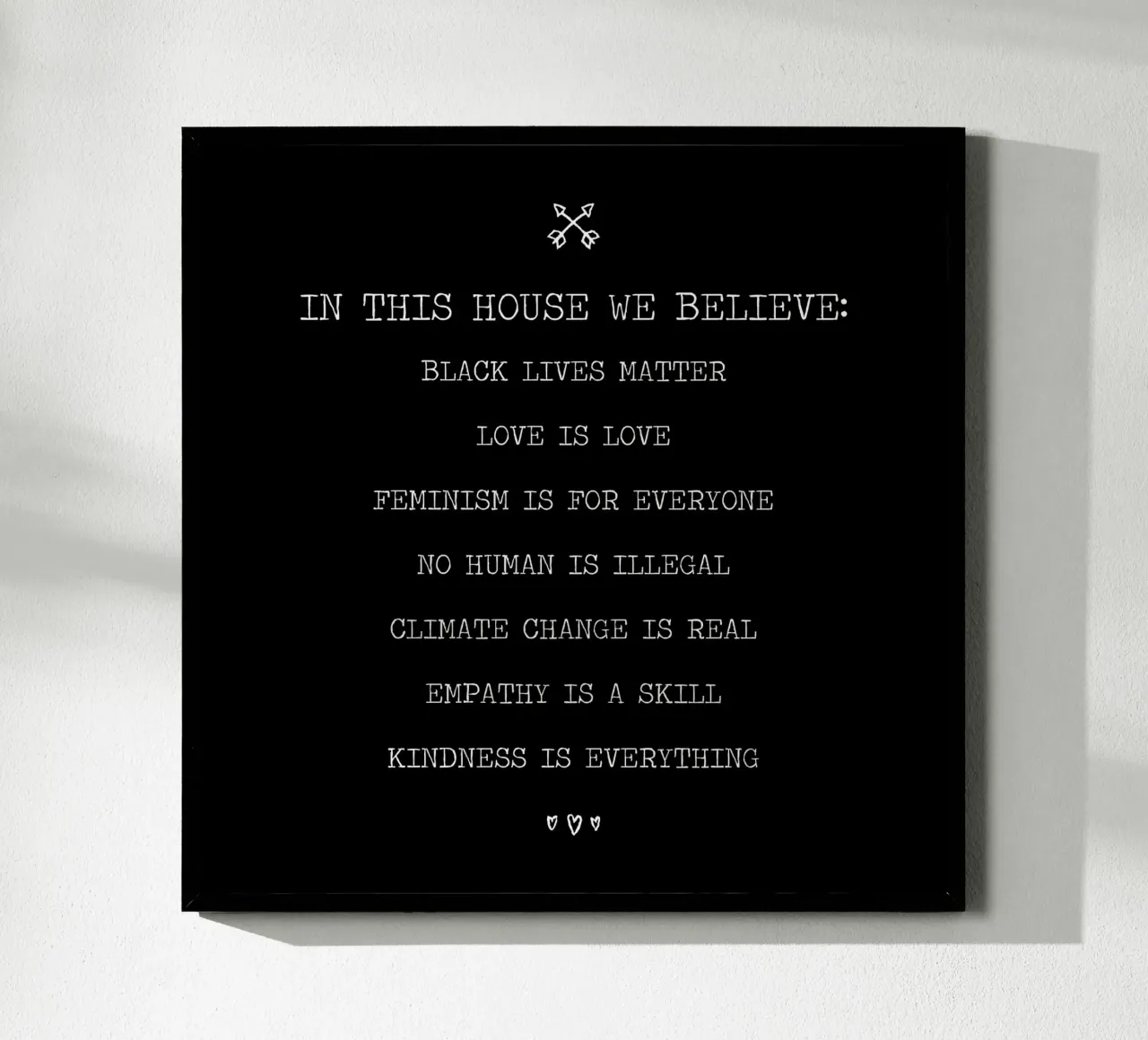 In questa casa crediamo nella citazione del bianco e del nero poster con telaio in alluminio da Summer Soul Co. - Quotes