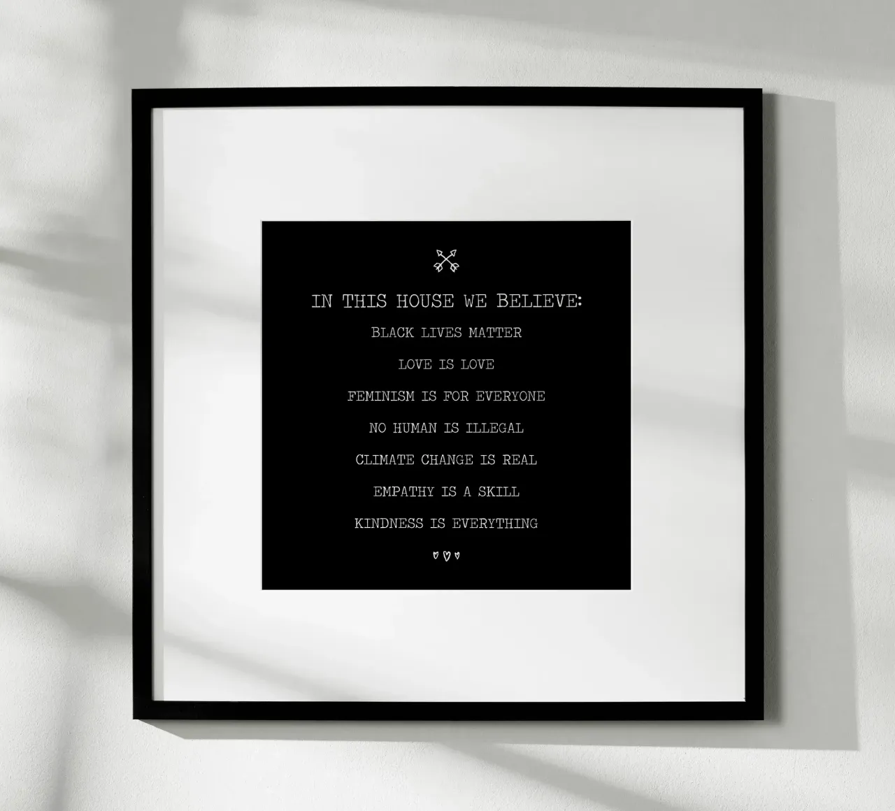 In questa casa crediamo nella citazione del bianco e del nero poster con telaio in alluminio da Summer Soul Co. - Quotes