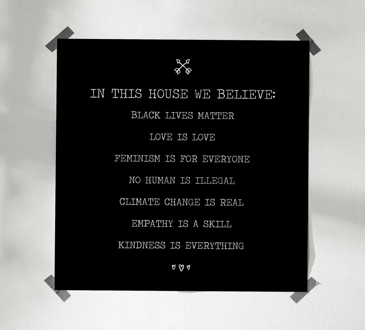 In questa casa crediamo nella citazione del bianco e del nero poster con telaio in alluminio da Summer Soul Co. - Quotes