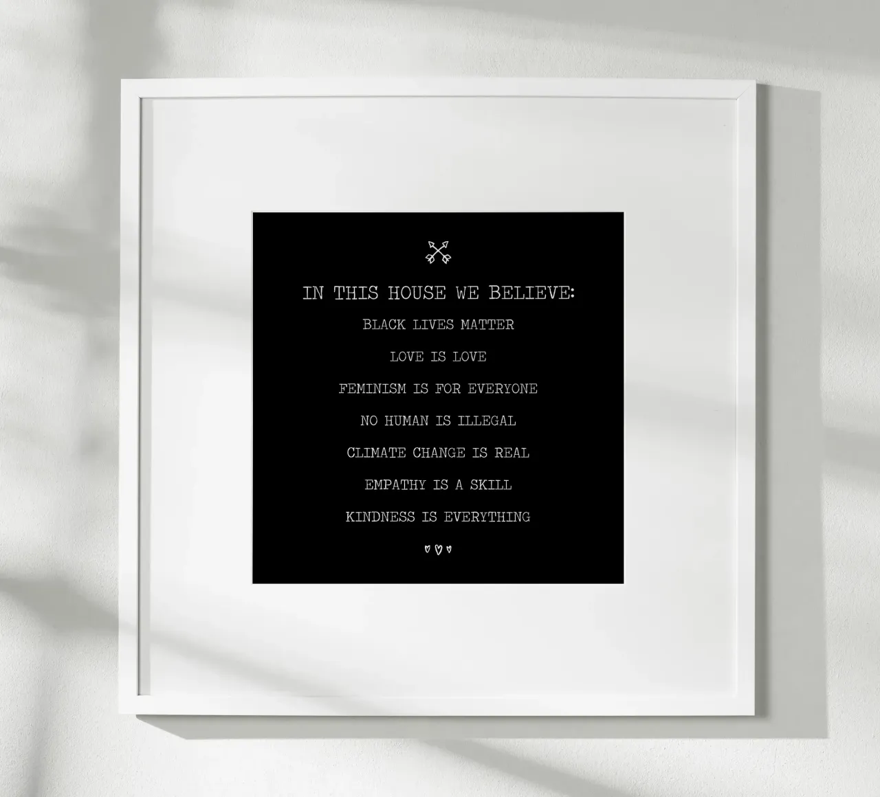In questa casa crediamo nella citazione del bianco e del nero poster con telaio in alluminio da Summer Soul Co. - Quotes