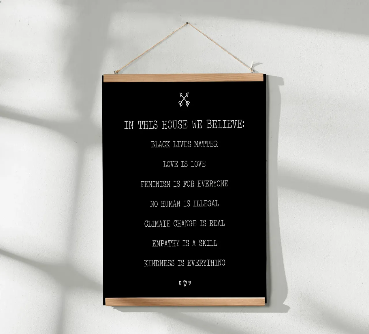 In questa casa crediamo nella citazione del bianco e del nero poster con telaio in alluminio da Summer Soul Co. - Quotes