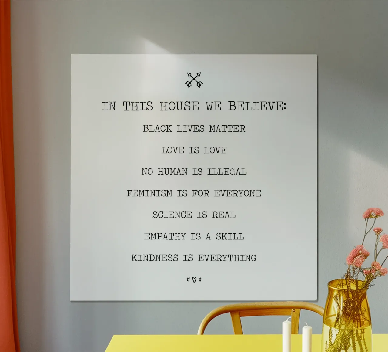 Cartellone tipografico "In questa casa crediamo" poster con telaio in alluminio da Summer Soul Co. - Quotes