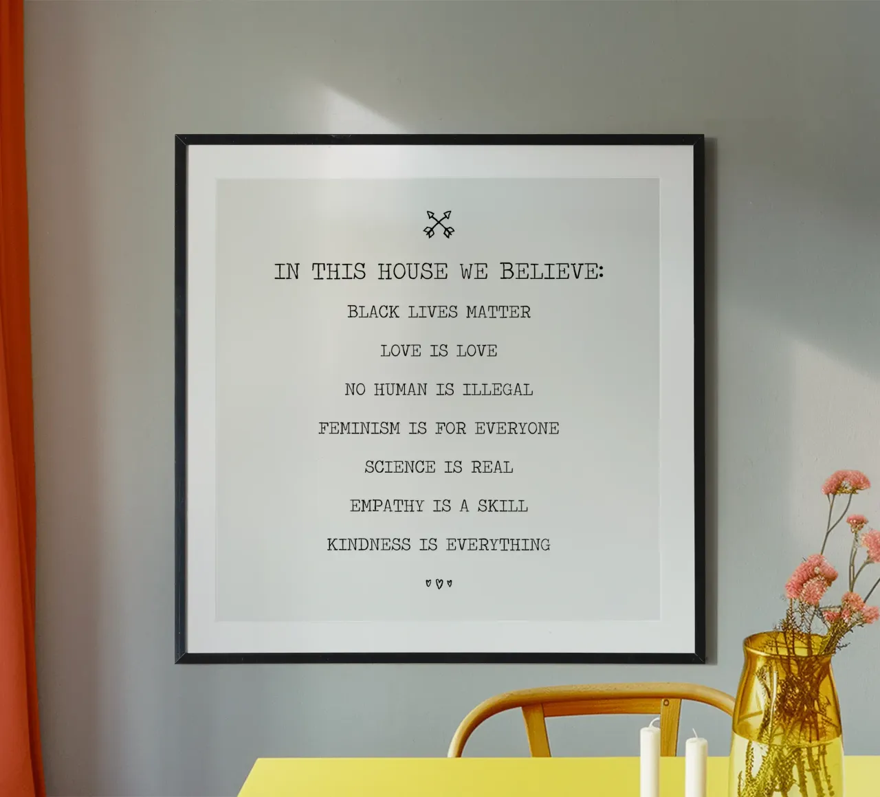 Cartellone tipografico "In questa casa crediamo" poster con telaio in alluminio da Summer Soul Co. - Quotes
