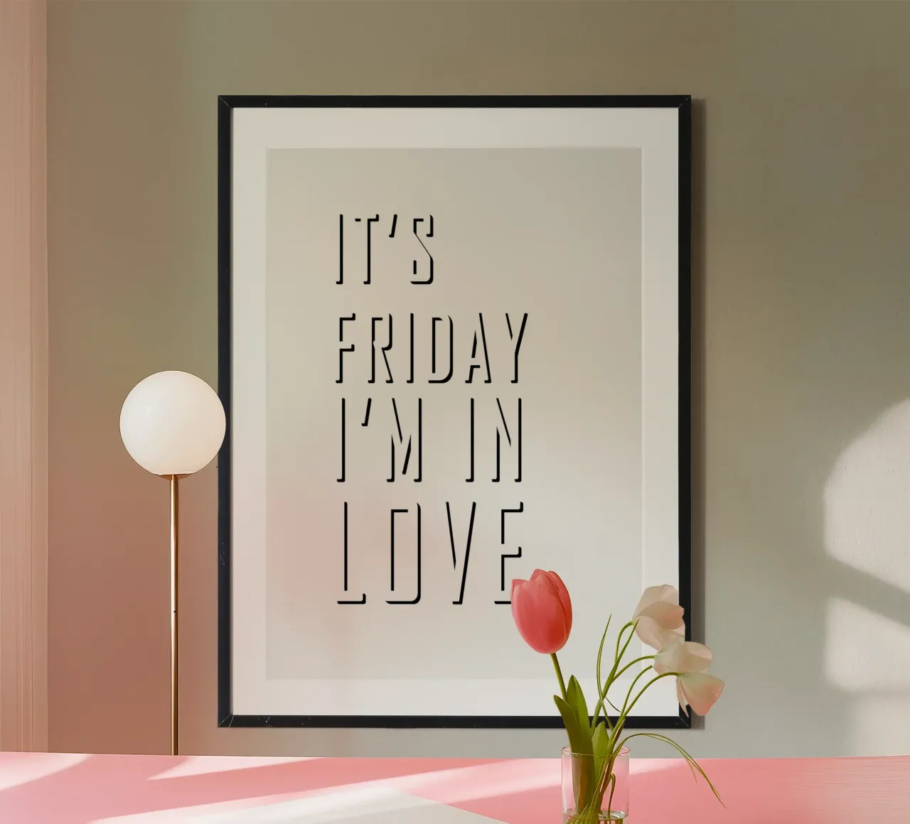 It's Friday I'm In Love poster con telaio in alluminio da WORD & WONDER
