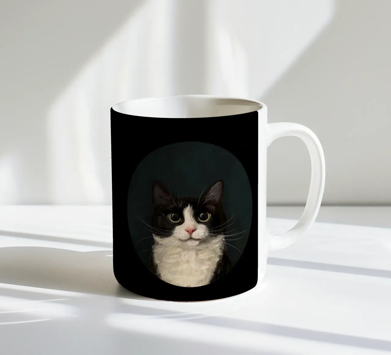 Tuxedo Cat Portrait mug en céramique de Laura Graves