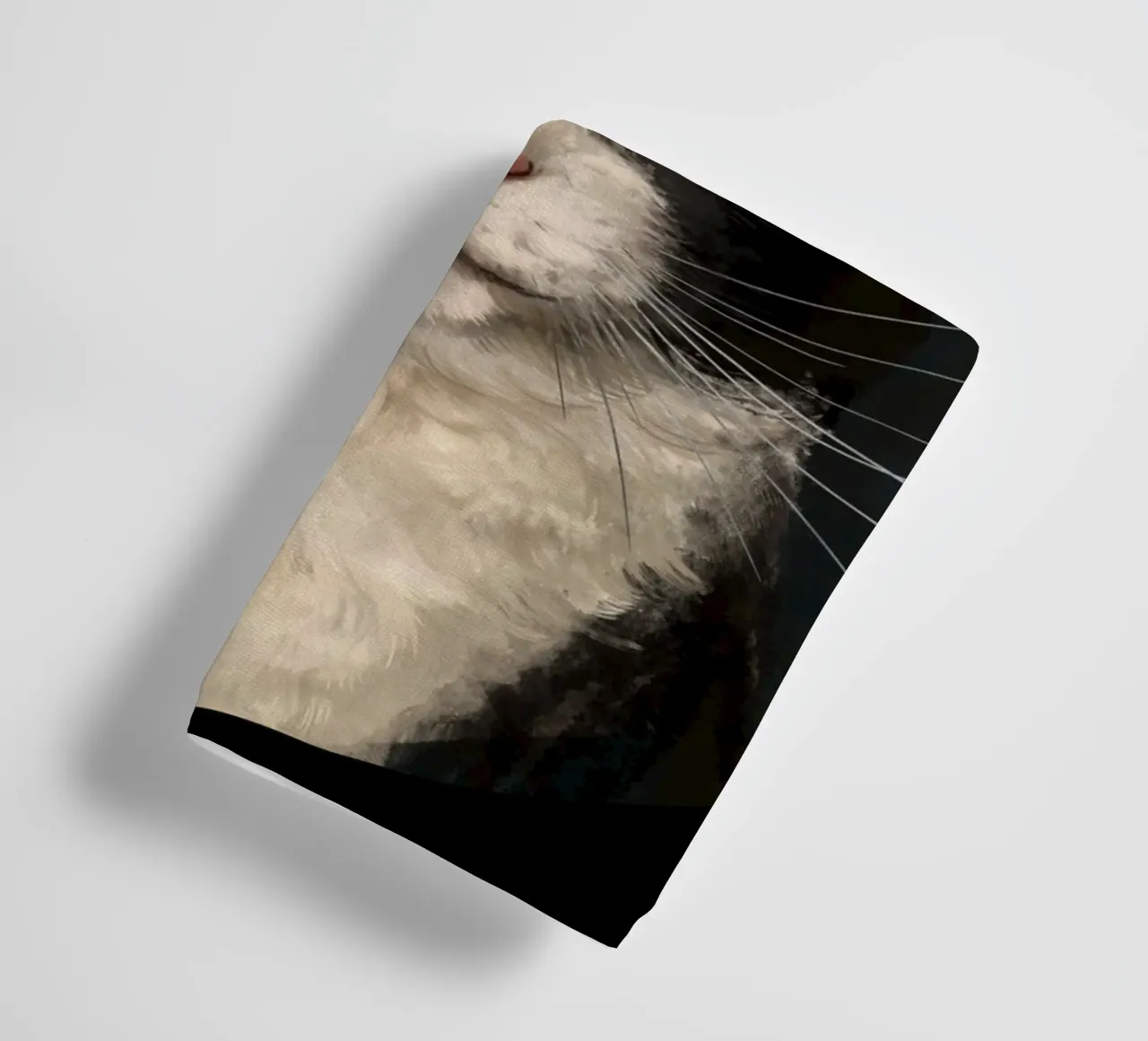 Tuxedo Cat Portrait serviette de bain de Laura Graves