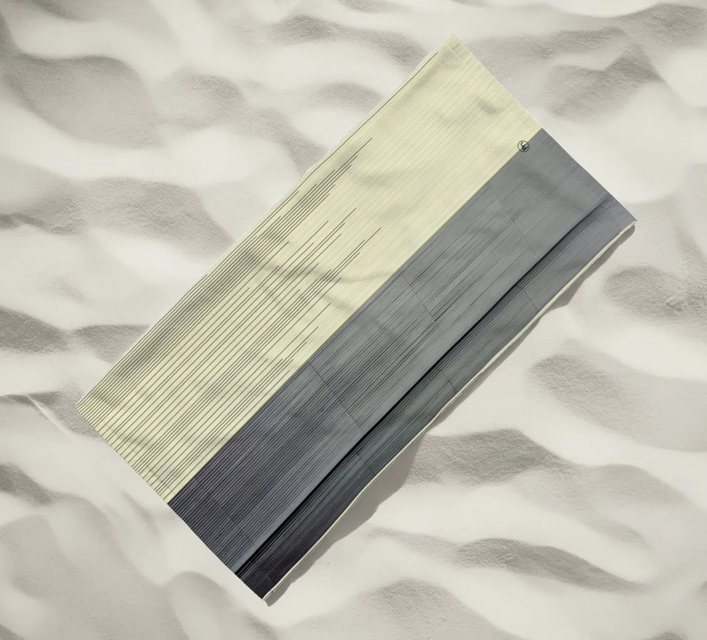 Gray serviette de plage de Nicolas Messaritis