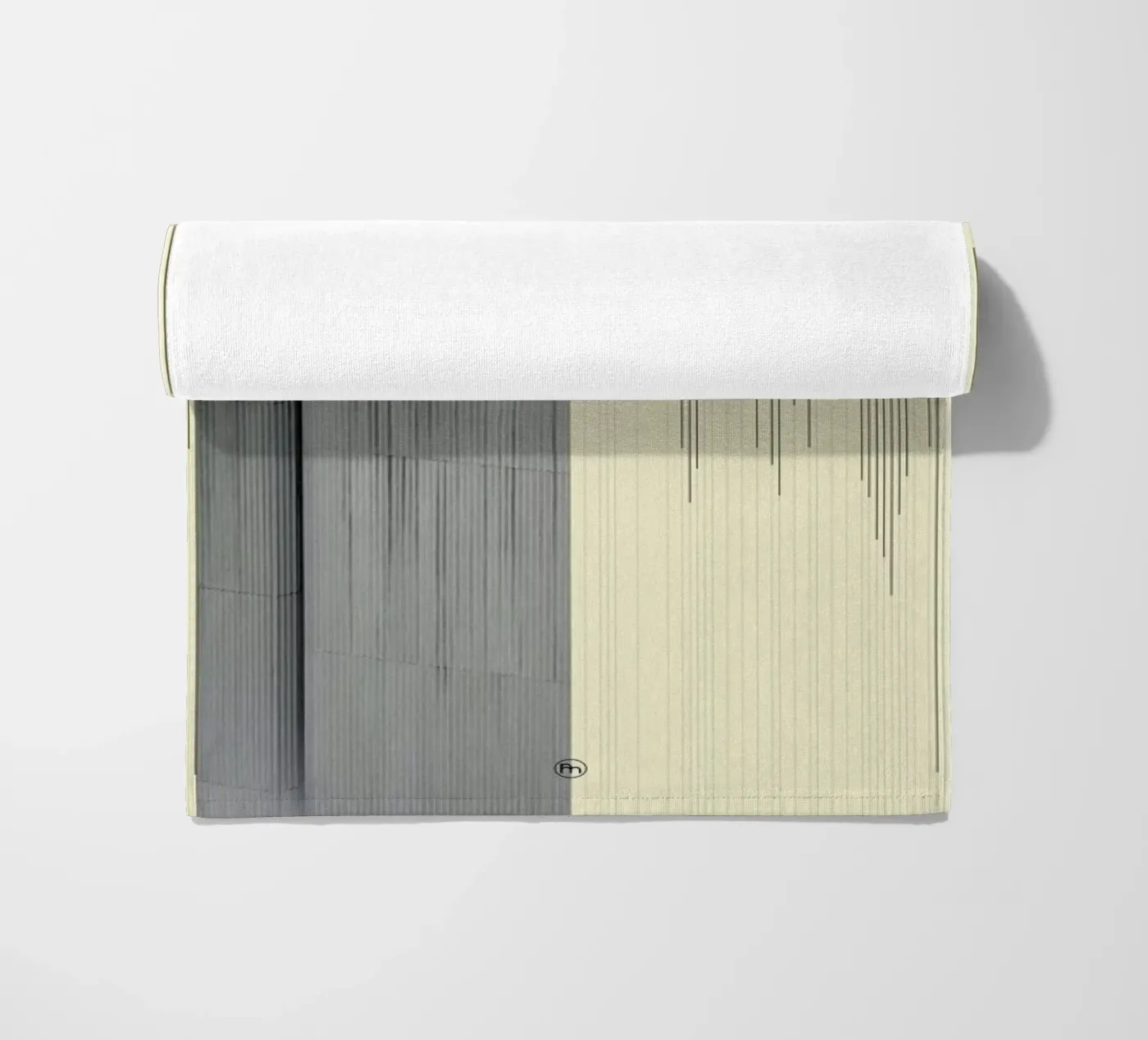 Gray Strandtuch von Nicolas Messaritis