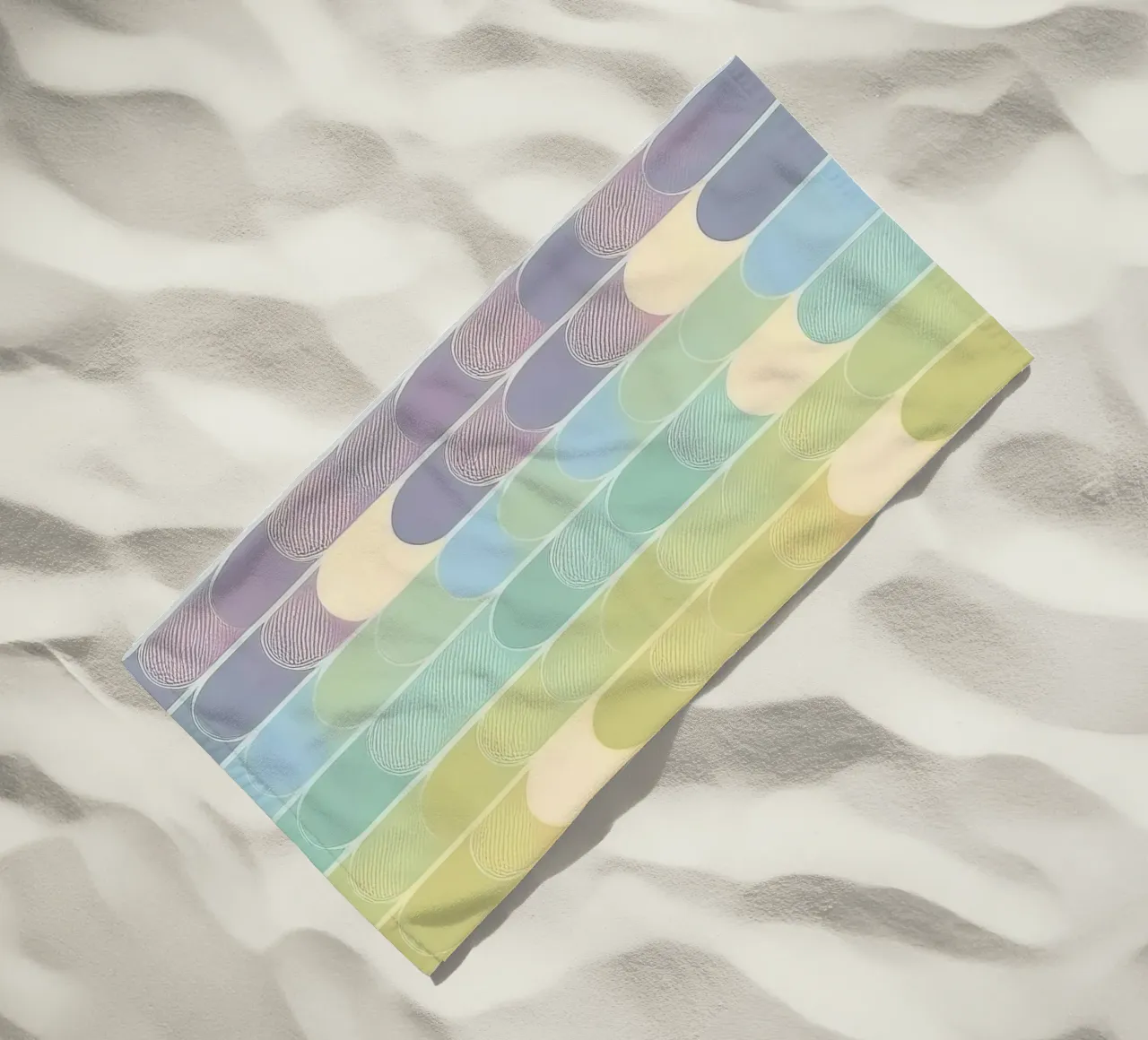 Gradiënt pastel regenboogbogen: Een rustgevend kunstwerk strandhanddoek van HoneyDesignsByK