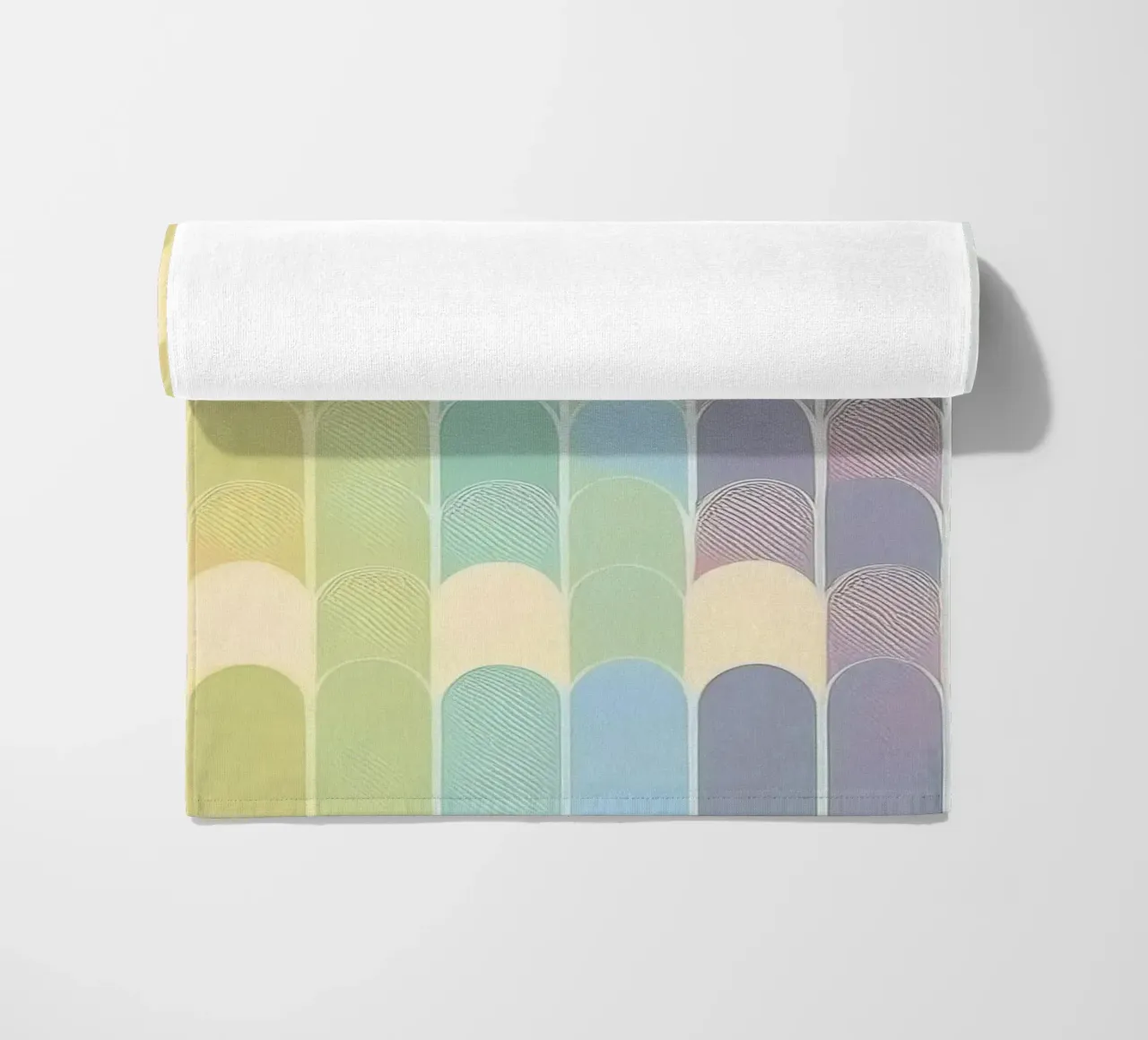 Gradiënt pastel regenboogbogen: Een rustgevend kunstwerk strandhanddoek van HoneyDesignsByK
