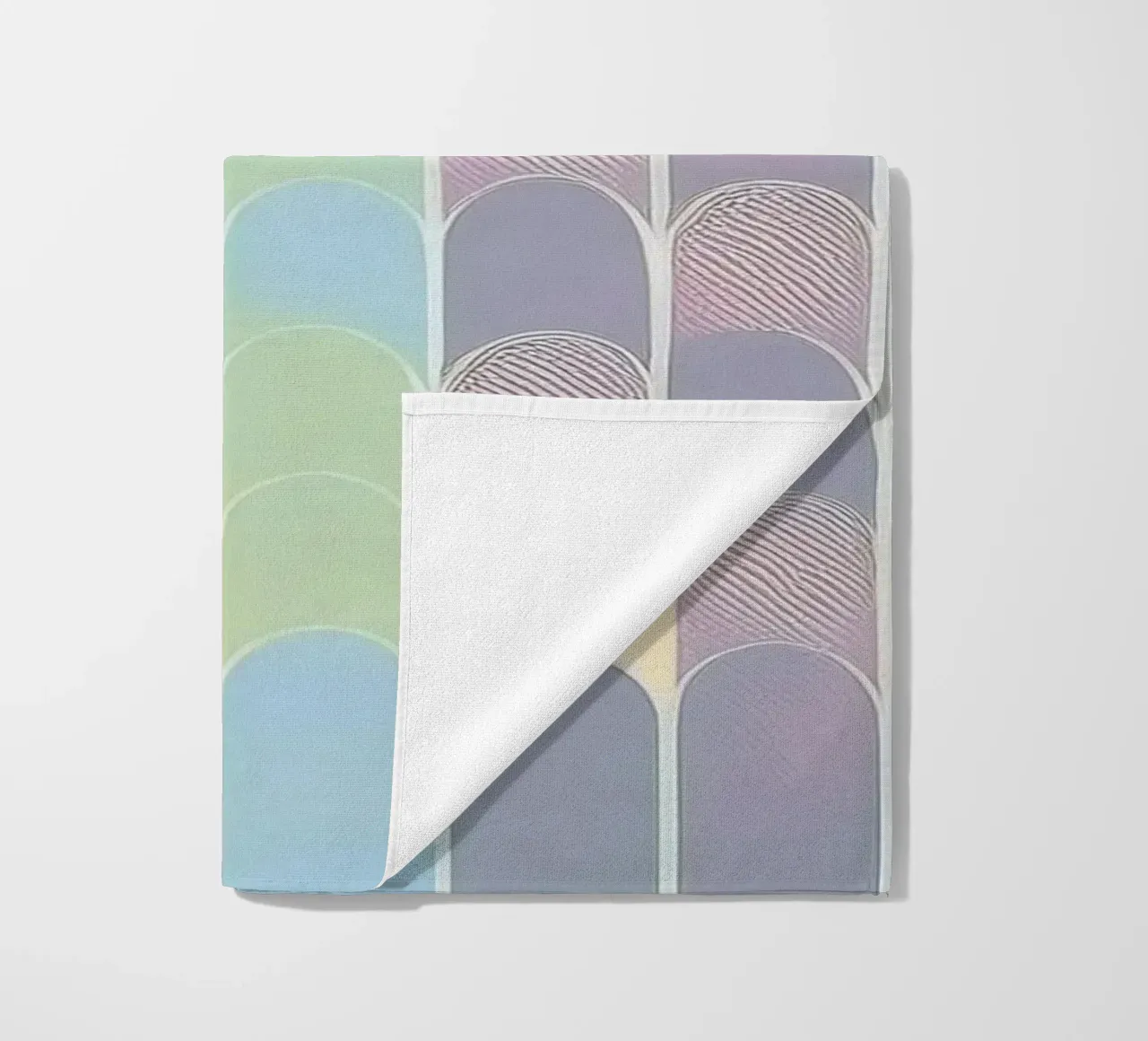 Gradiënt pastel regenboogbogen: Een rustgevend kunstwerk strandhanddoek van HoneyDesignsByK