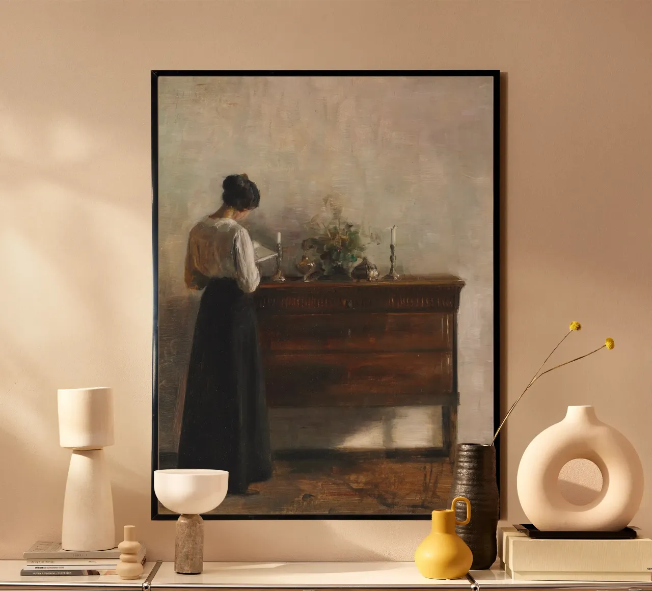 Woman Standing Reading poster da apoloprints