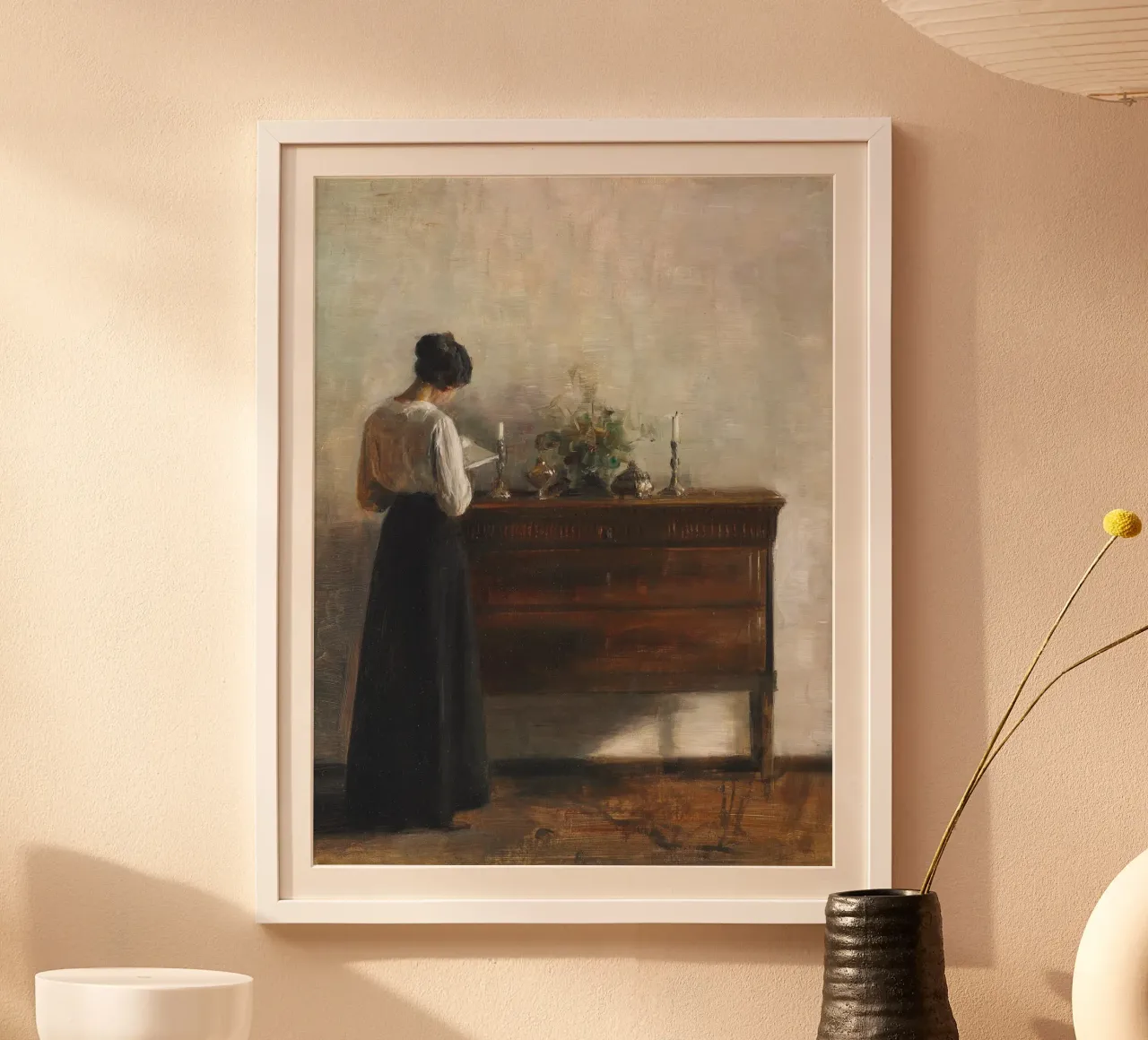 Woman Standing Reading poster da apoloprints