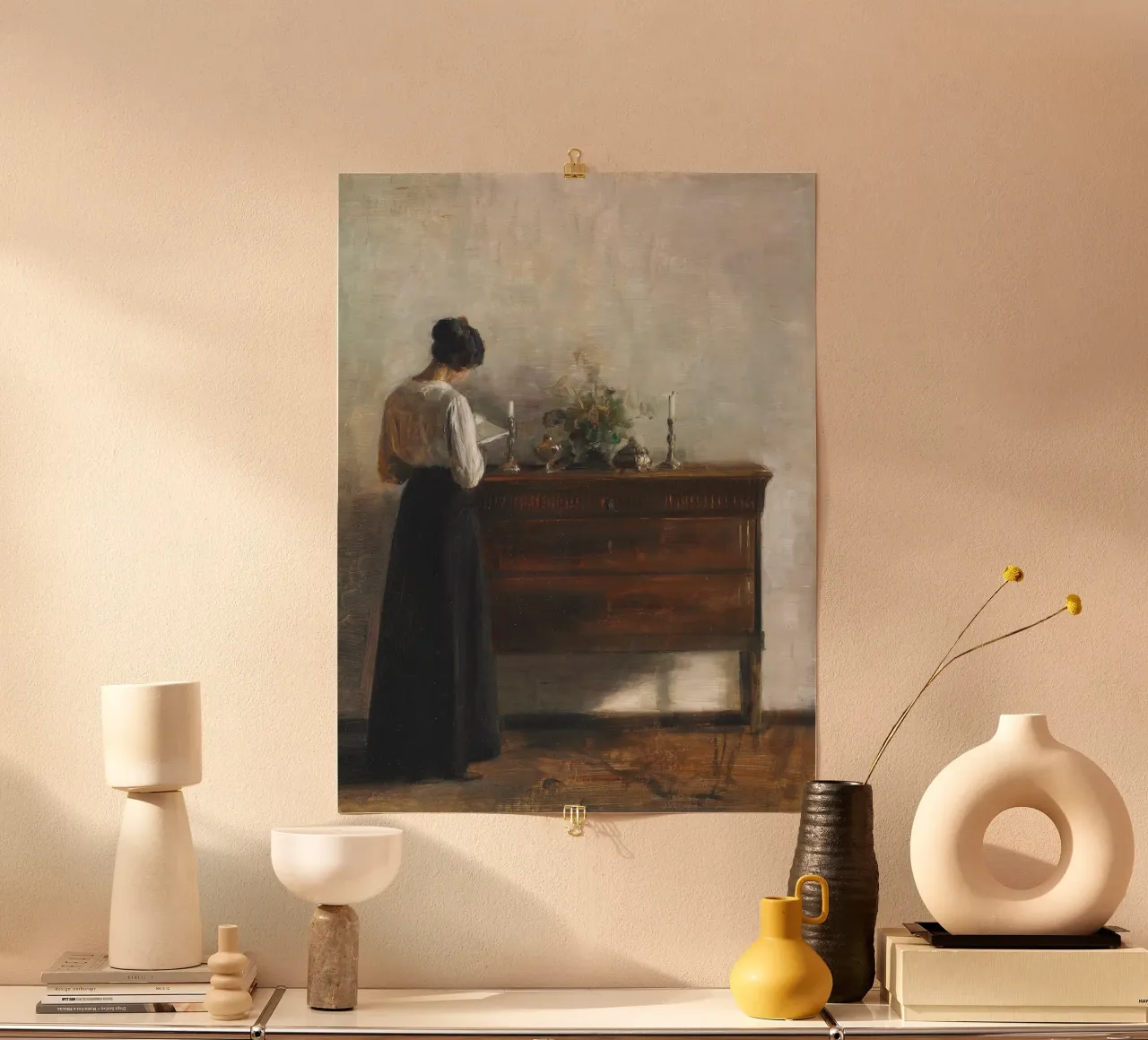 Woman Standing Reading poster da apoloprints