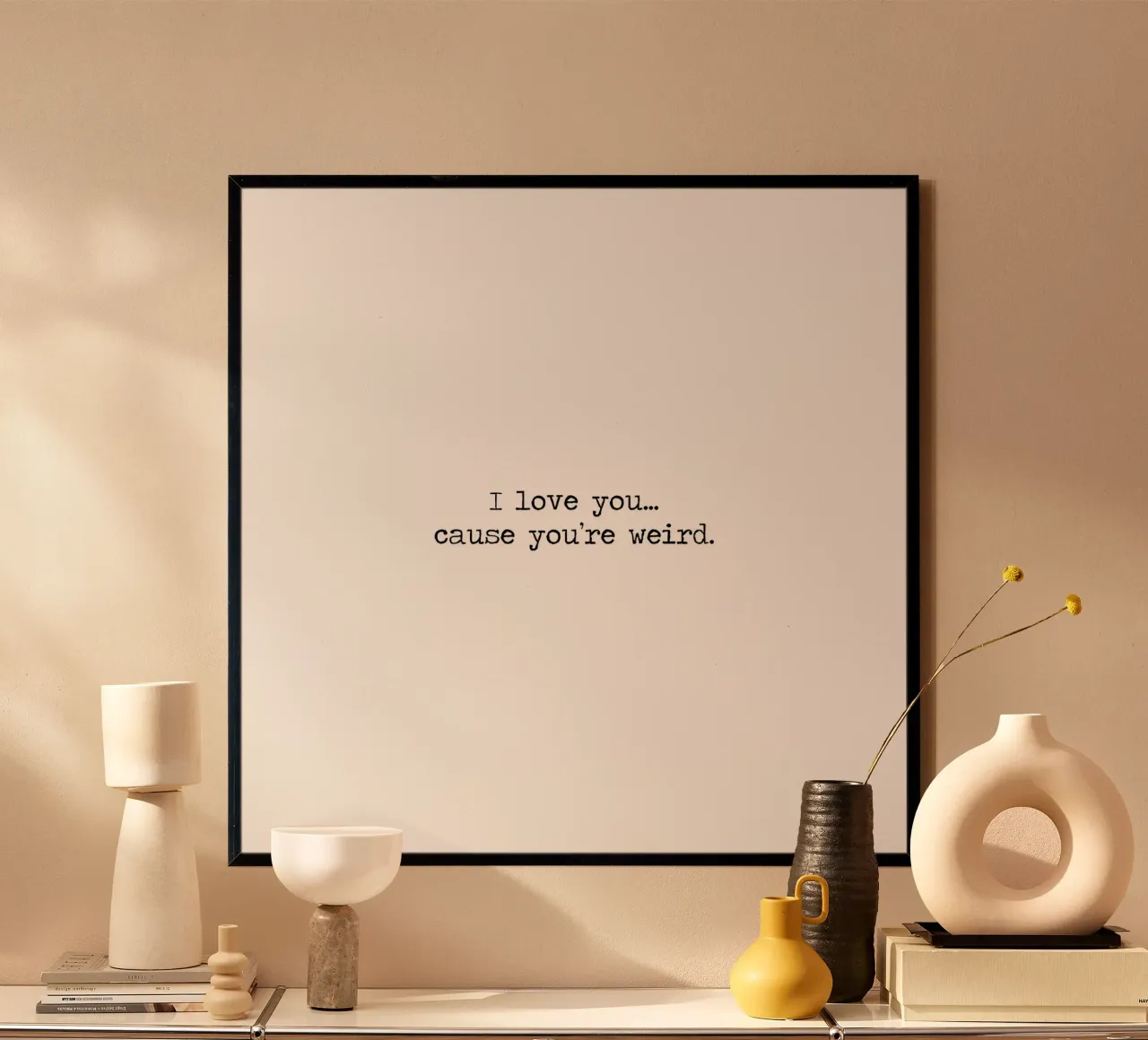 Ti amo... perché sei strano citazione poster con telaio in plastica da Summer Soul Co. - Quotes