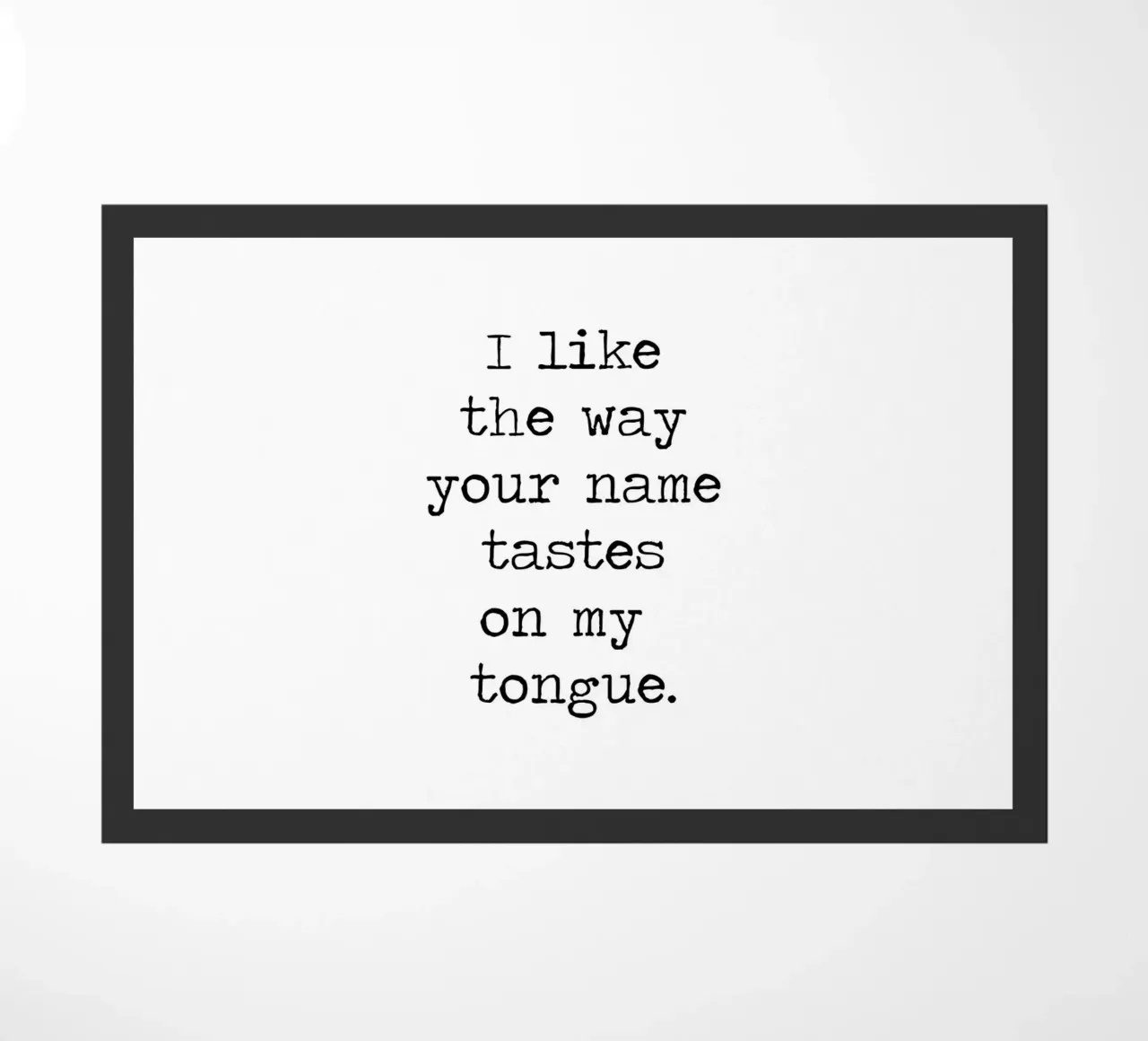 Ich liebe es, wie dein Name auf meiner Zunge schmeckt - Zitat Fußmatte von Summer Soul Co. - Quotes
