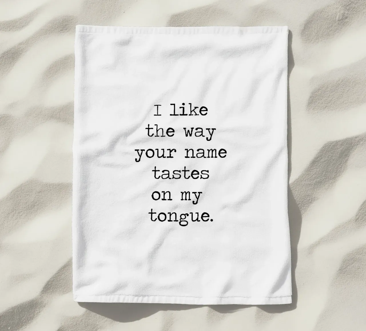 Ich liebe es, wie dein Name auf meiner Zunge schmeckt - Zitat Strandtuch von Summer Soul Co. - Quotes