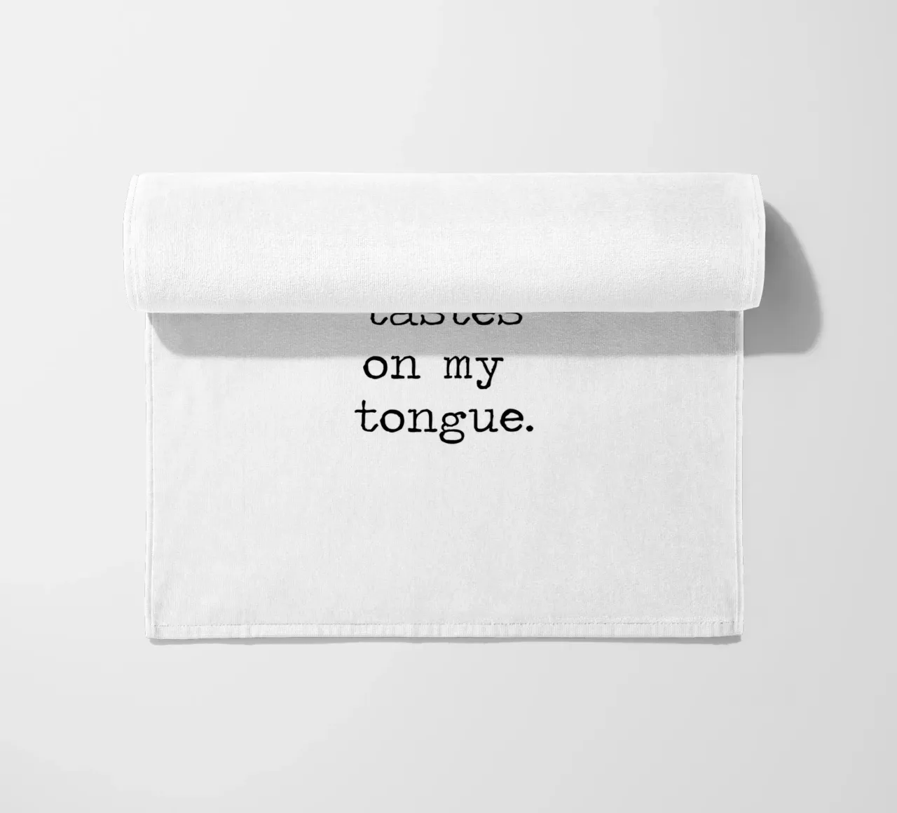 Ich liebe es, wie dein Name auf meiner Zunge schmeckt - Zitat Strandtuch von Summer Soul Co. - Quotes