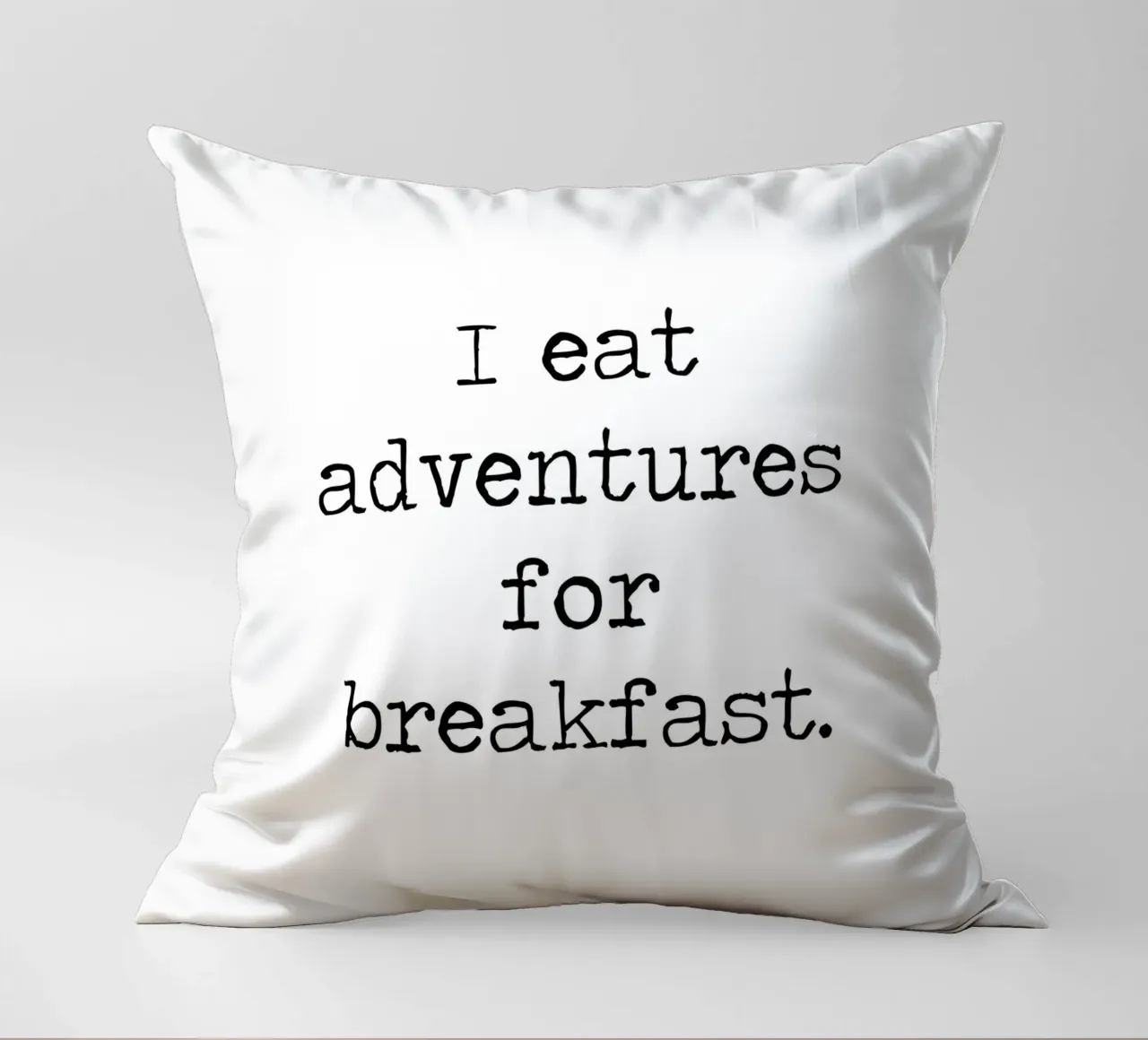 I Eat Adventures For Breakfast, citazione di viaggio wanderlust cuscino da Summer Soul Co. - Quotes