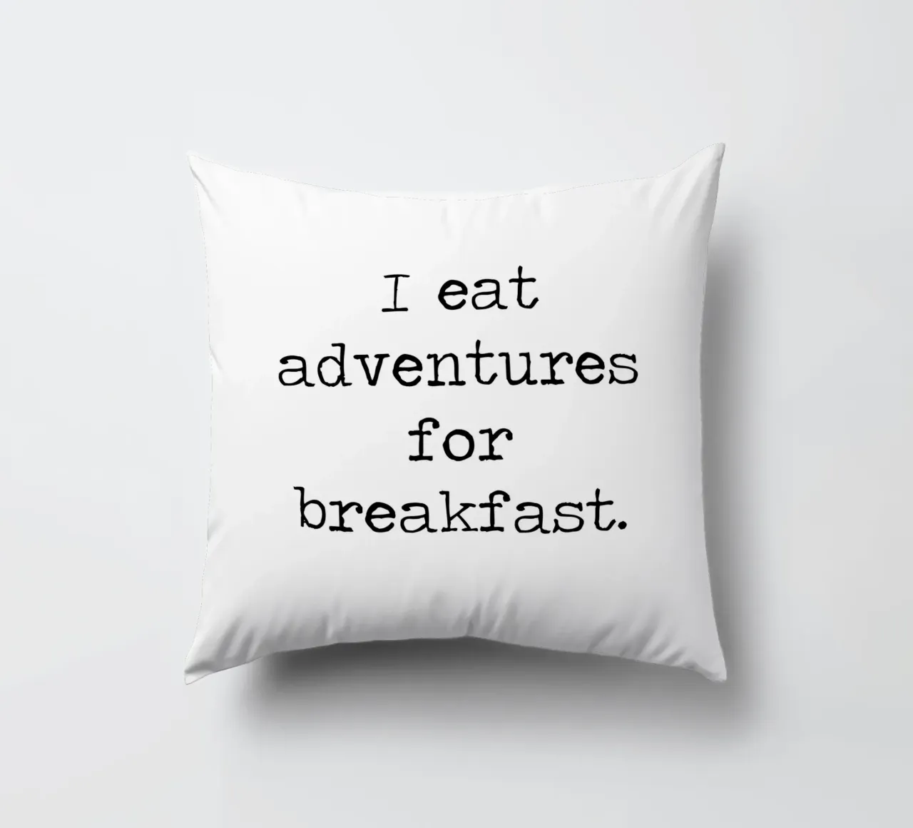 I Eat Adventures For Breakfast, citazione di viaggio wanderlust cuscino da Summer Soul Co. - Quotes