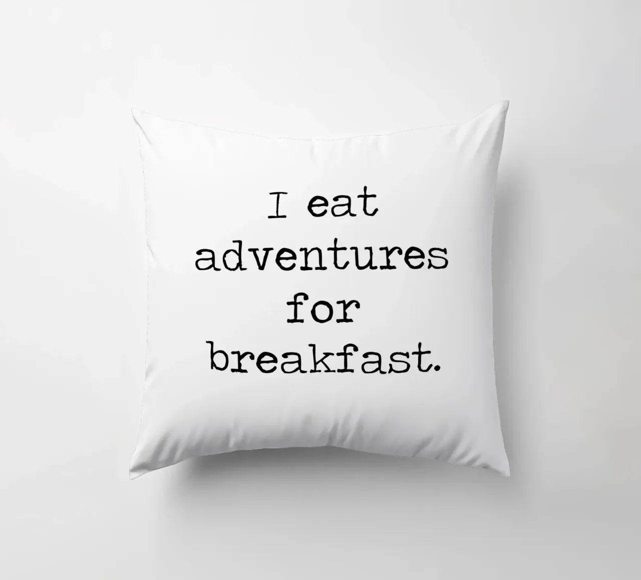 I Eat Adventures For Breakfast, citazione di viaggio wanderlust cuscino da Summer Soul Co. - Quotes