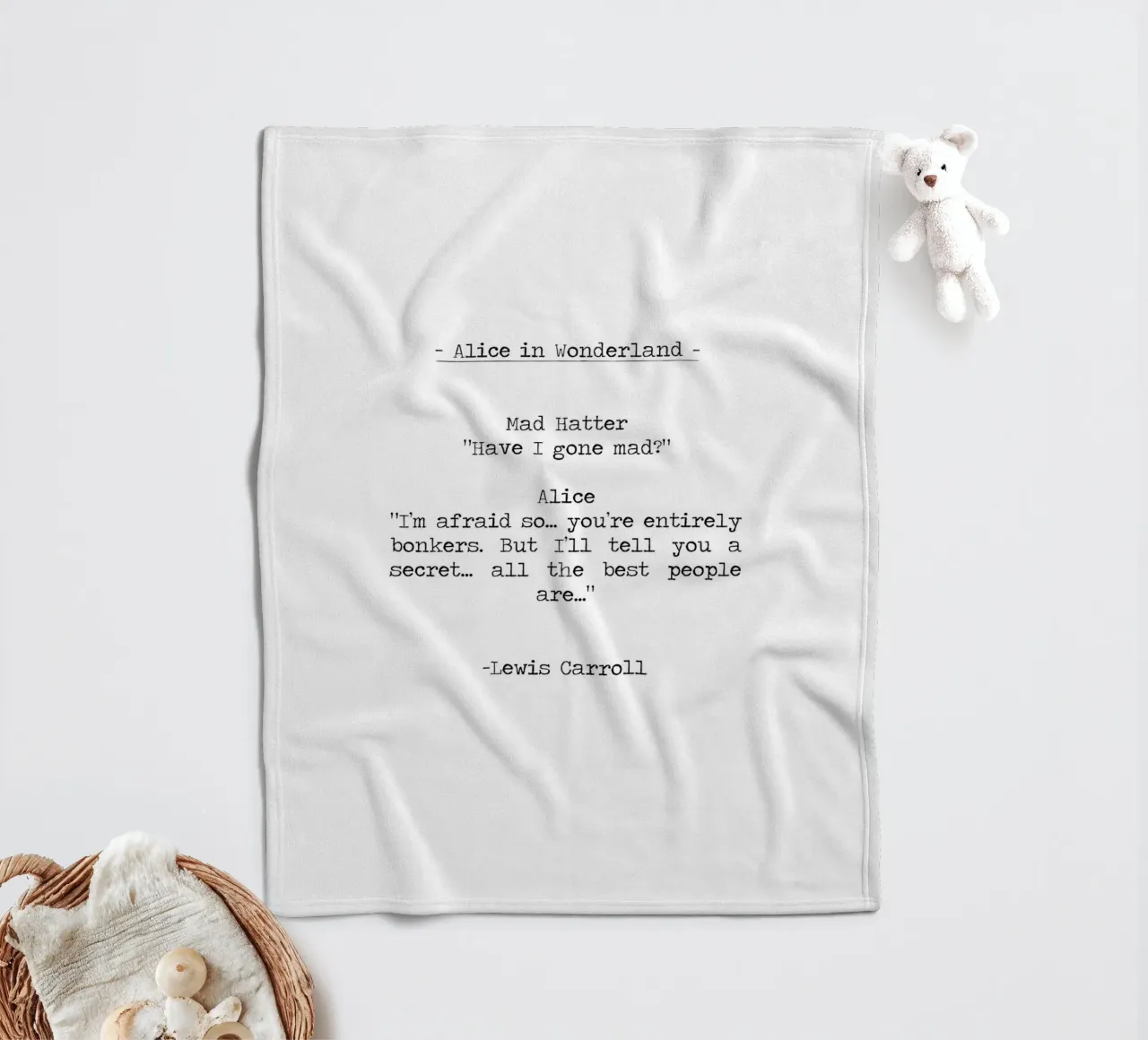 Alice In Wonderland "Have I gone Mad" quote coperta in pile da Summer Soul Co. - Quotes